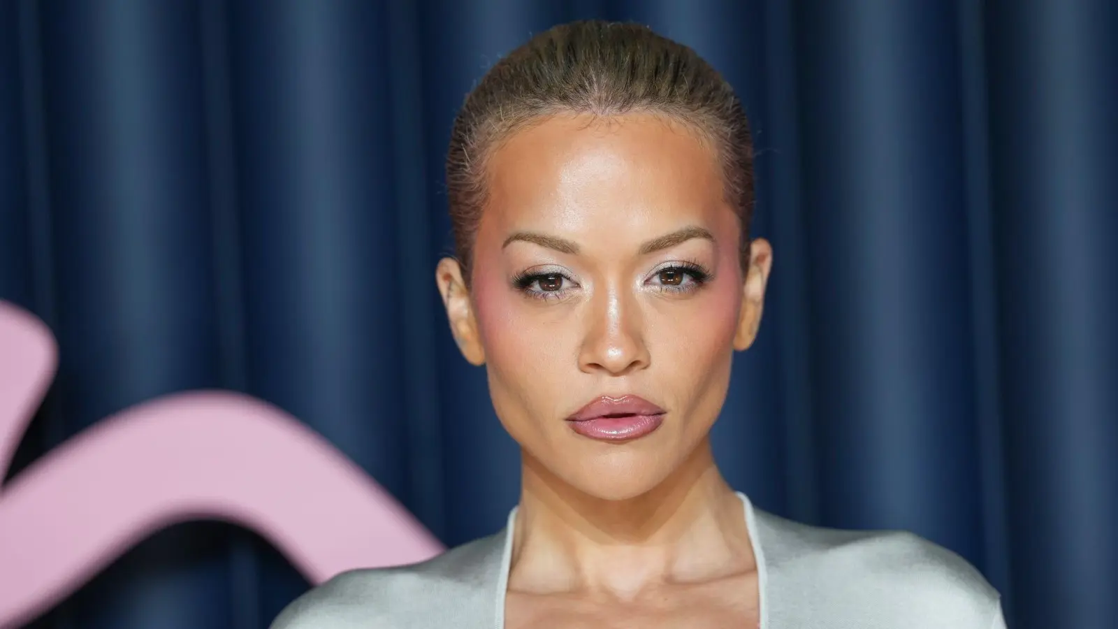 Die britische Popsängerin Rita Ora hat schon vor Jahren Eizellen einfrieren lassen. (Archivbild) (Bild: Scott A Garfitt/Invision/AP/dpa)