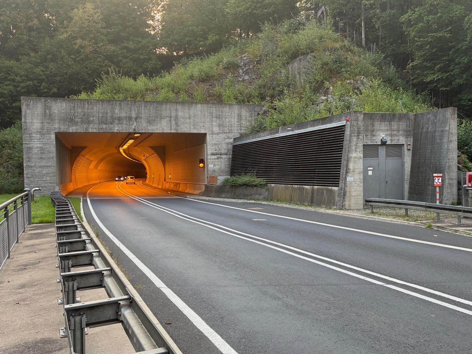 Der Mühlbergtunnel bei Neustadt an der Waldnaab hat technische Probleme mit der Beleuchtung. (Bild: Staatliches Bauamt Amberg-Sulzbach)