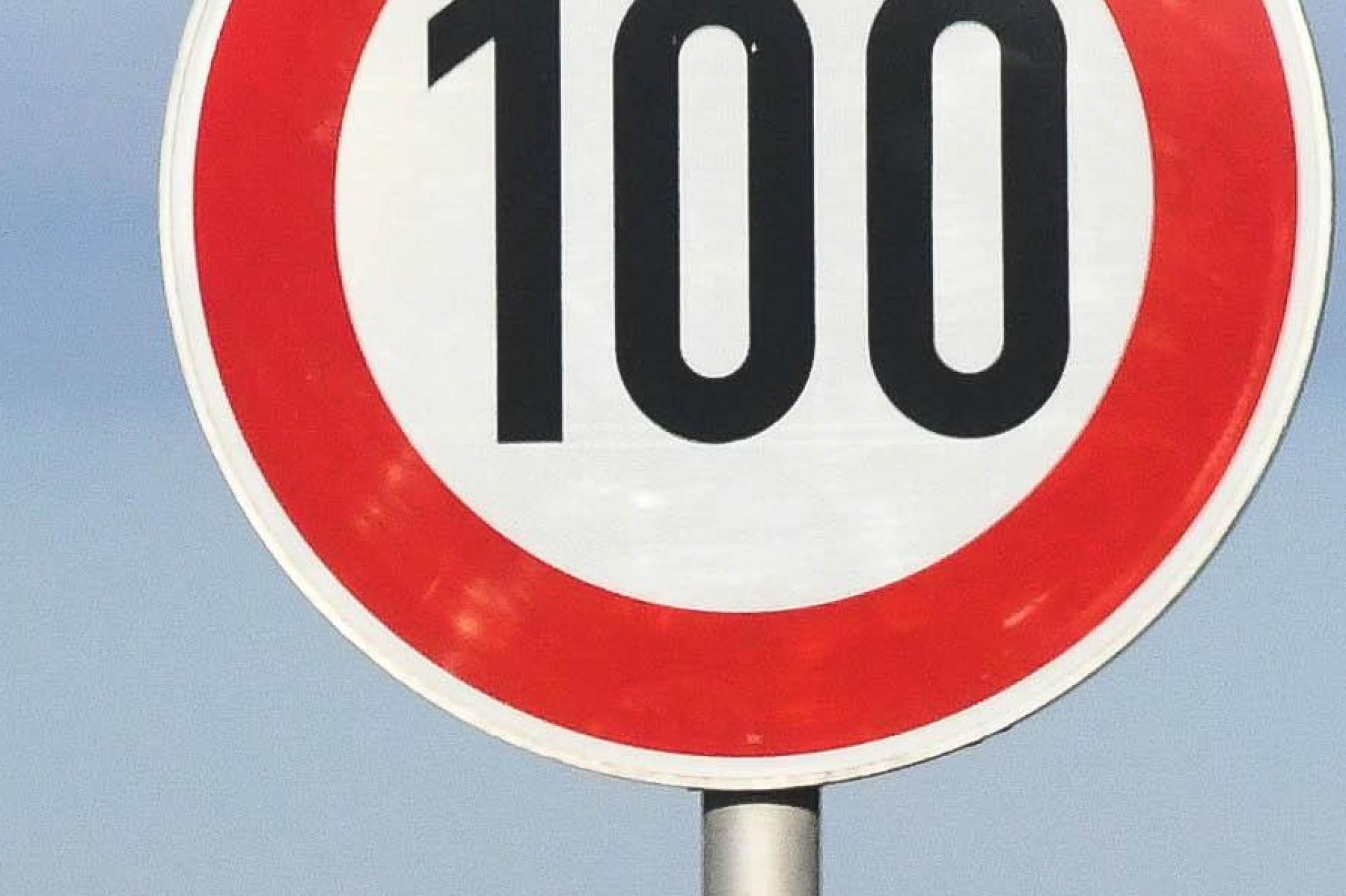 Der auffallend häufige Wechsel der Geschwindigkeitsbegrenzungen auf der A93 irritiert zahlreiche Fahrer*innen. (Bild: Gabi Schönberger)