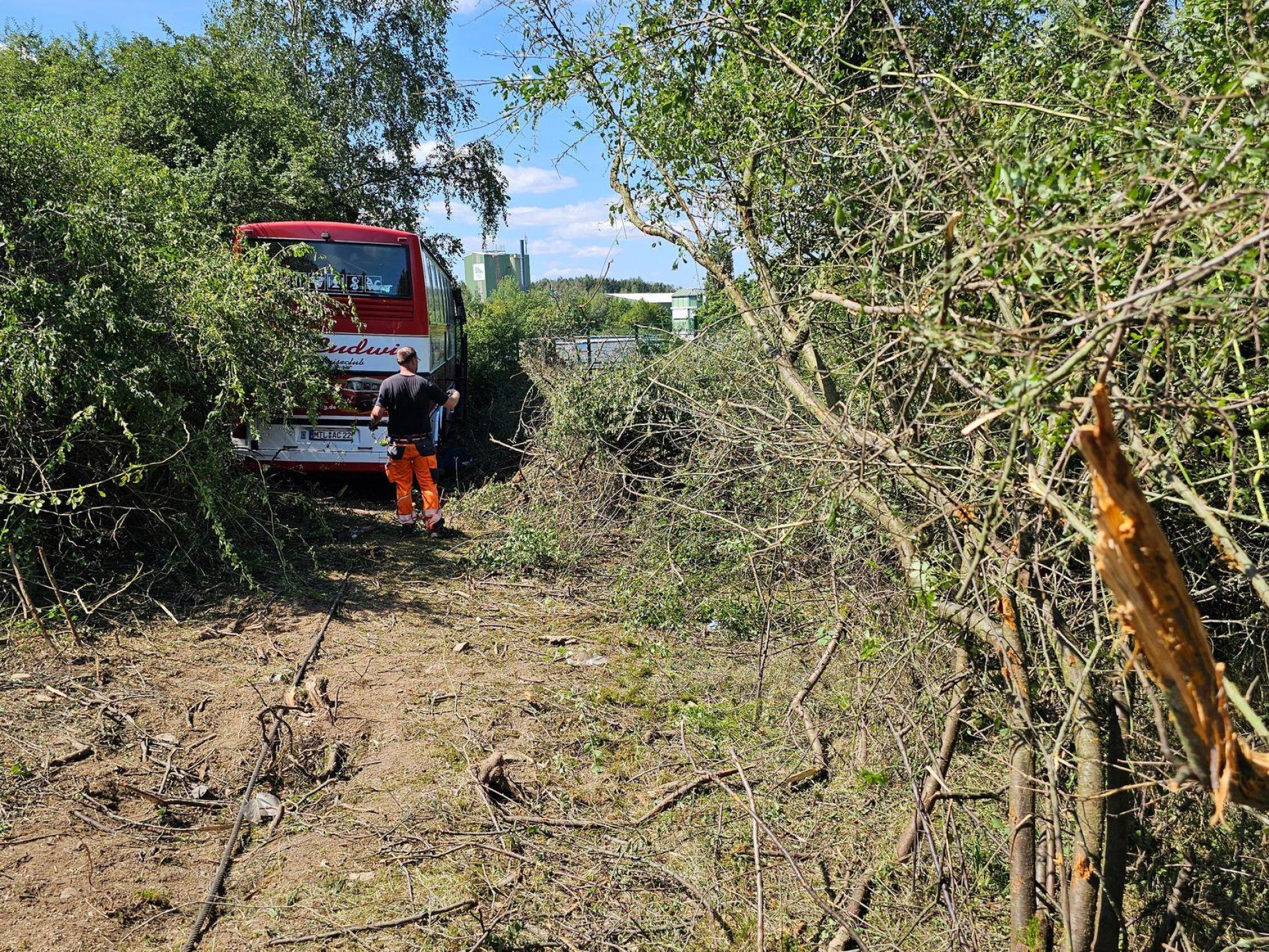 Sieben Verletzte nach Unfall eines Reisebusses auf der A72. (Bild: Mike Müller/TNN/dpa)