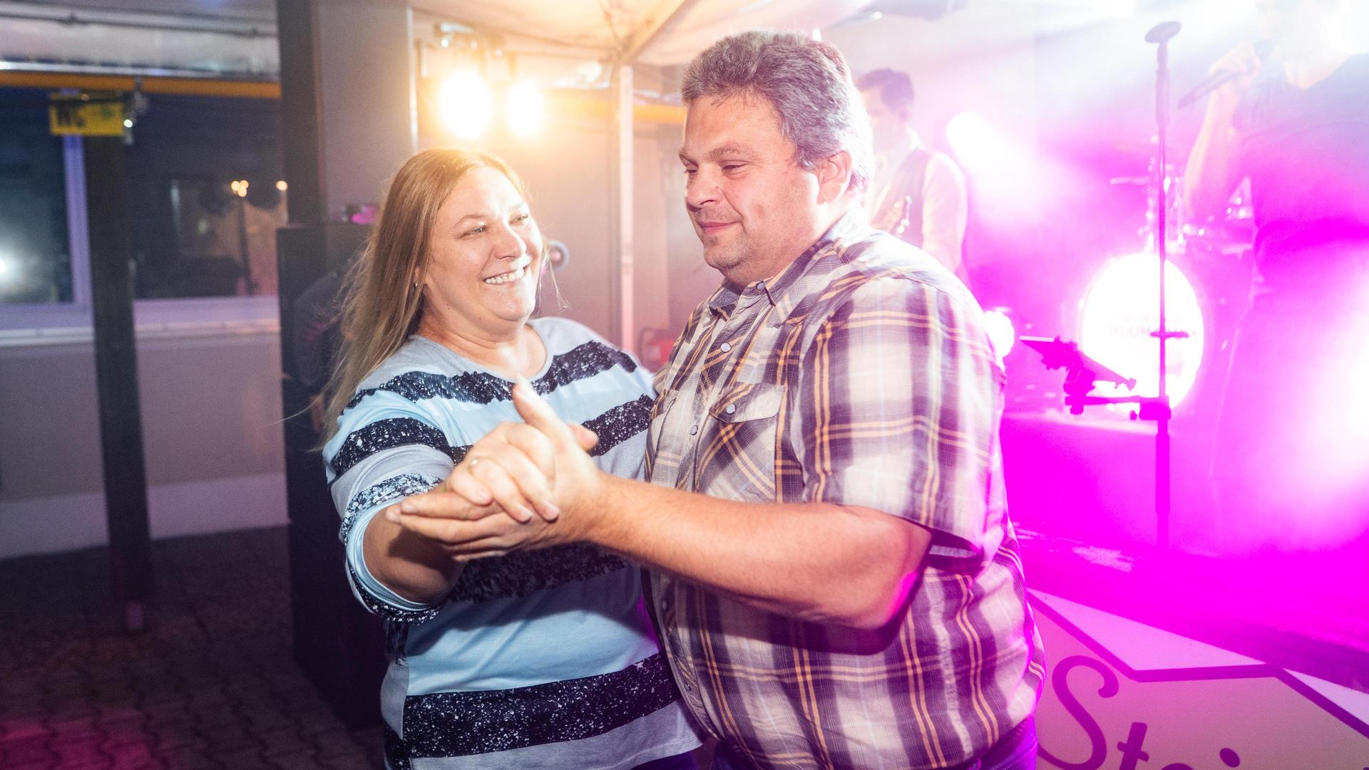 Beim Kirwa-Special der Etzenrichter Kirwa sorgte die Band „RUNDUMADUM” für Stimmung.  (Bild: Hannes Stock)