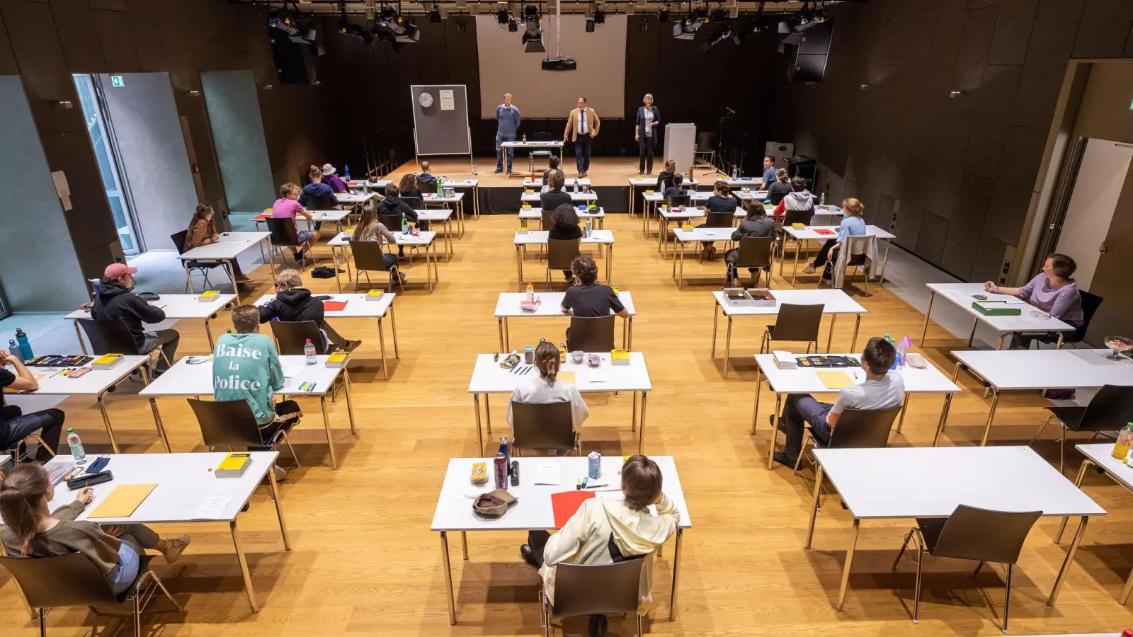 Die Abiturprüfungen im Freistaat beginnen. (Archivbild) (Bild: Peter Kneffel/dpa)