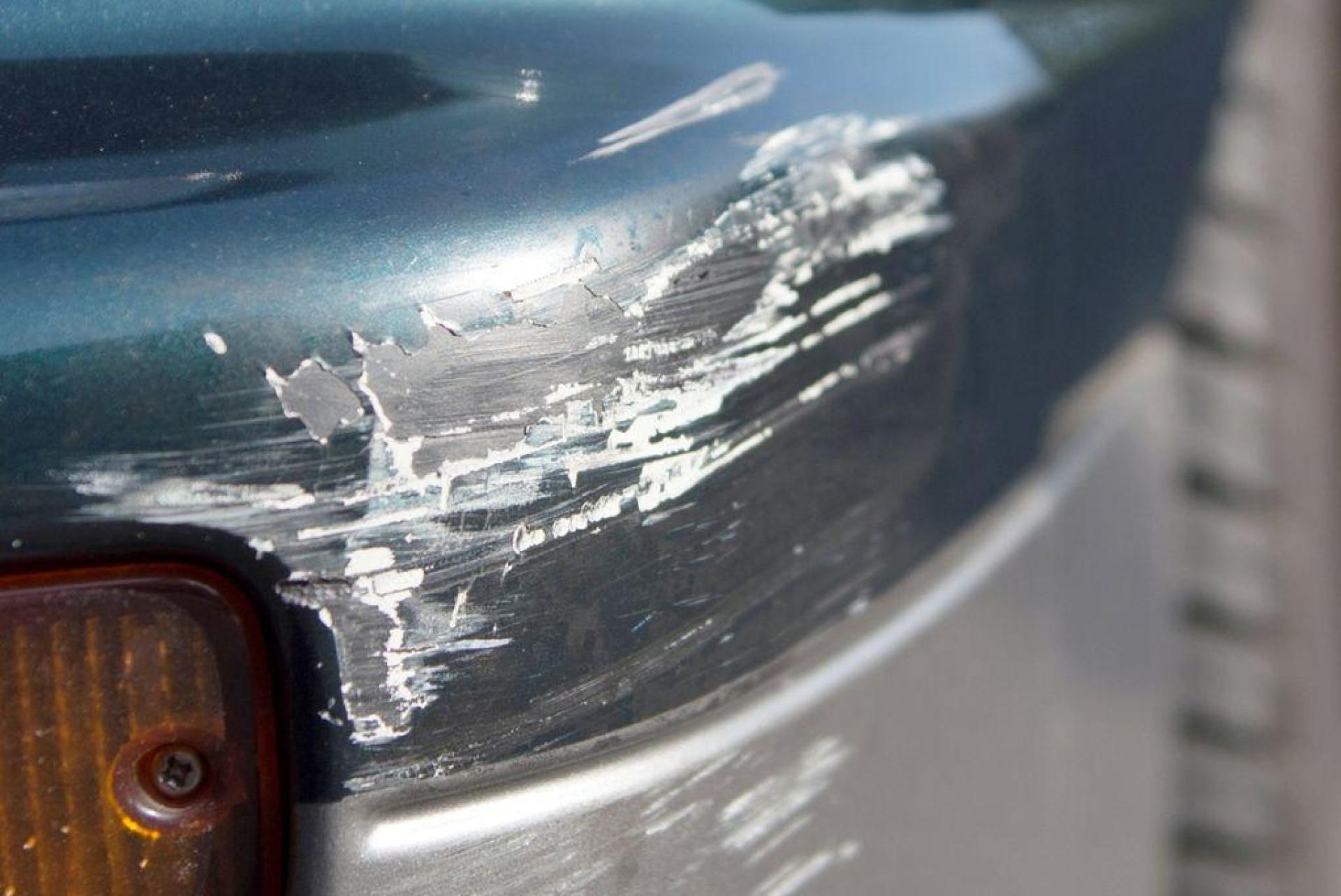 Beim Ausparken hat ein Fahrer mit einem grauen BMW in Pressath am Obi-Parkplatz ein anderes Auto an der Front beschädigt. Dies ist nur ein Symbolbild.  (Symbolbild: Petra Hartl)