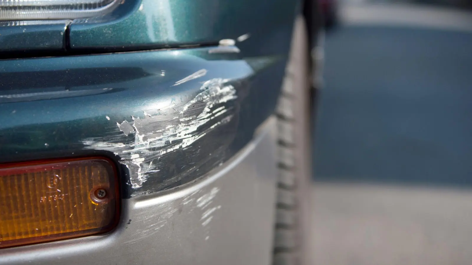 Die Polizei sucht nach dem Vorfall auf dem Parkplatz des Donaueinkaufszentrums nach Zeugen.  (Symbolbild: Arno Burgi/dpa)
