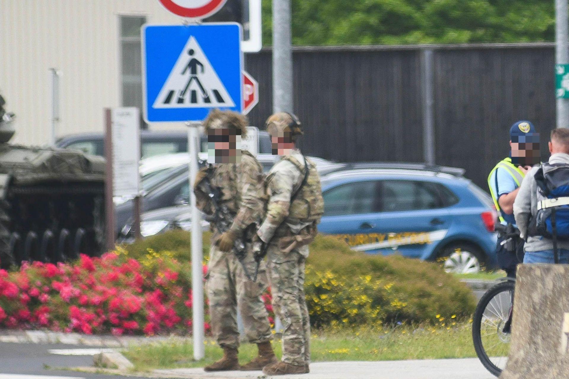 Ein Mann leistet Widerstand bei einem Polizeieinsatz am Truppenübungsplatz Grafenwöhr. Zwei Beamte werden verletzt. (Archivbild: Gabi Schönberger)