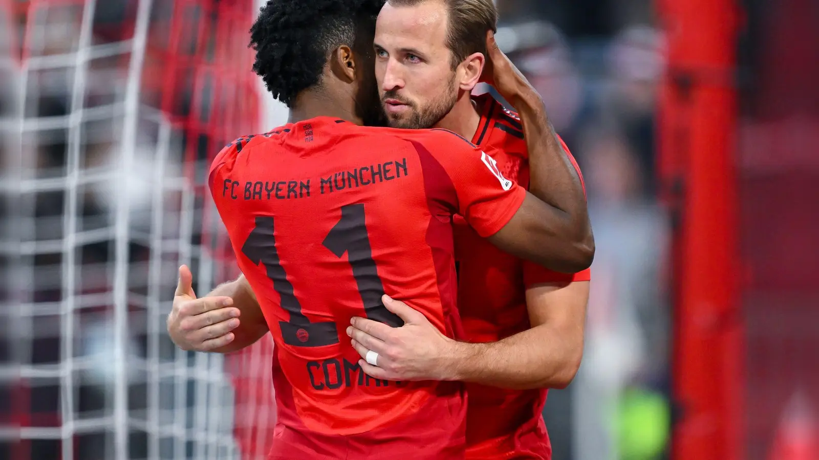 Bayerns Torschützen beim Jubel: Kingsley Coman (l) und Harry Kane. (Bild: Sven Hoppe/dpa)