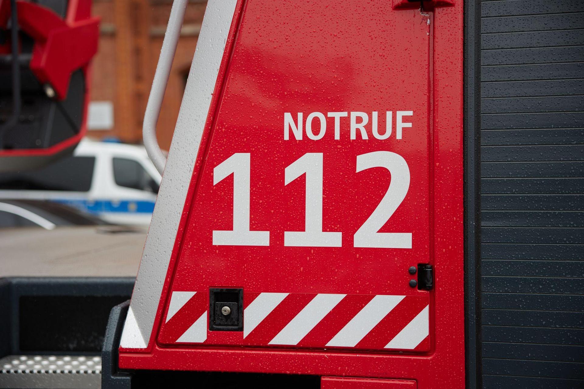 Der Notruf 112 ist nicht betroffen, aber die Feuerwehr Weiden direkt ist telefonisch derzeit nicht zu erreichen. (Symbolbild: Jörg Carstensen/dpa)