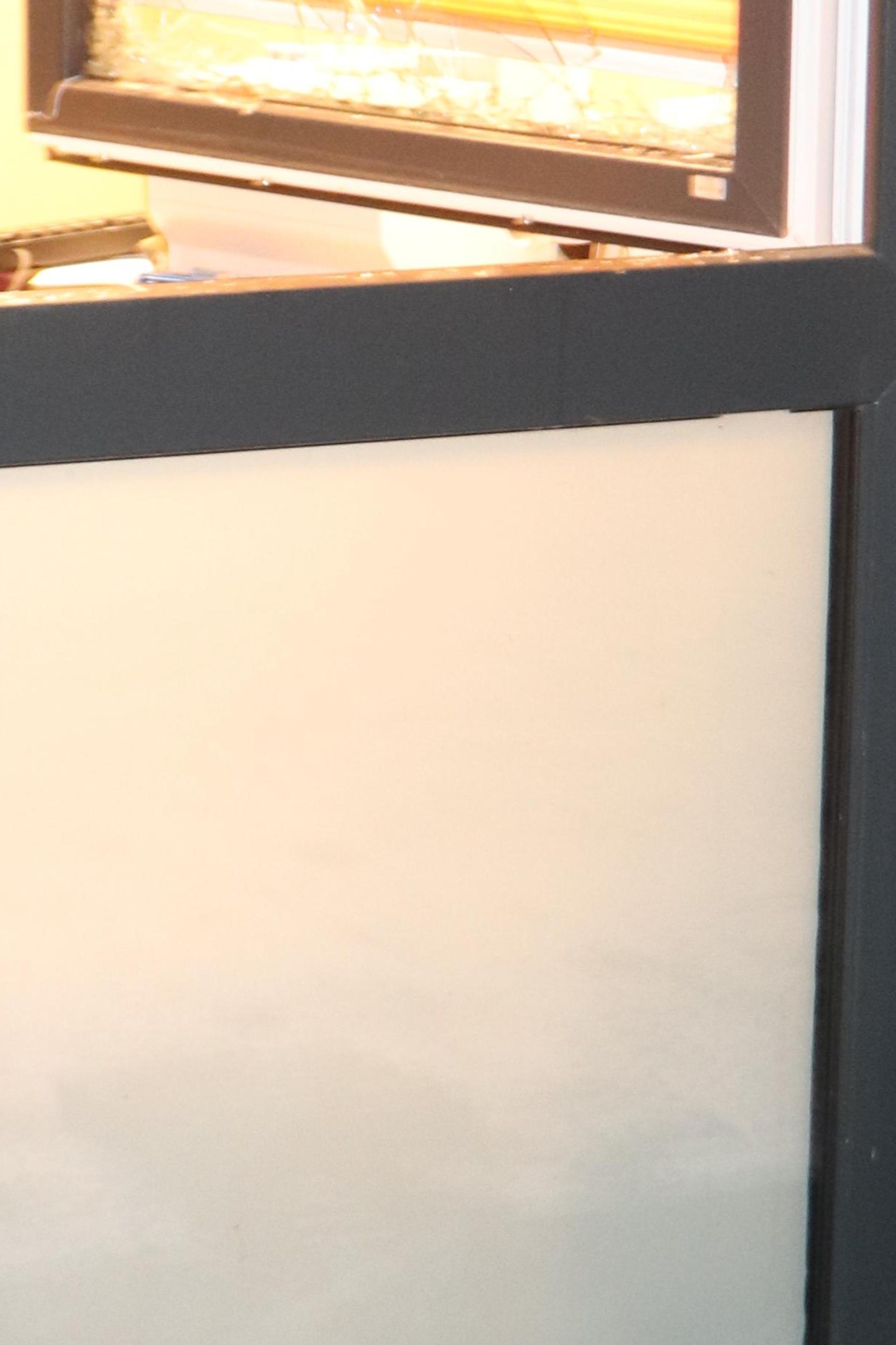 Dieses Fenster wurde mit einem Gullydeckel eingeworfen. (Bild: Polizeiinspektion Furth im Wald)