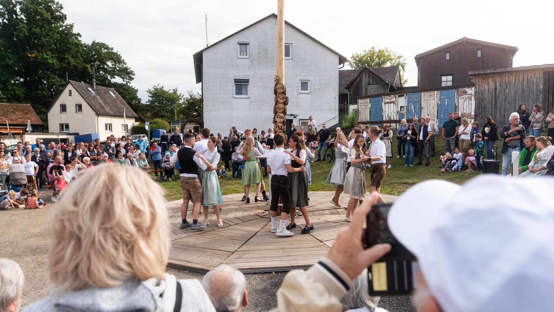 Auch am Sonntag wurde in Oberwildenau Kirwa gefeiert! (Bild: Hannes Stock)