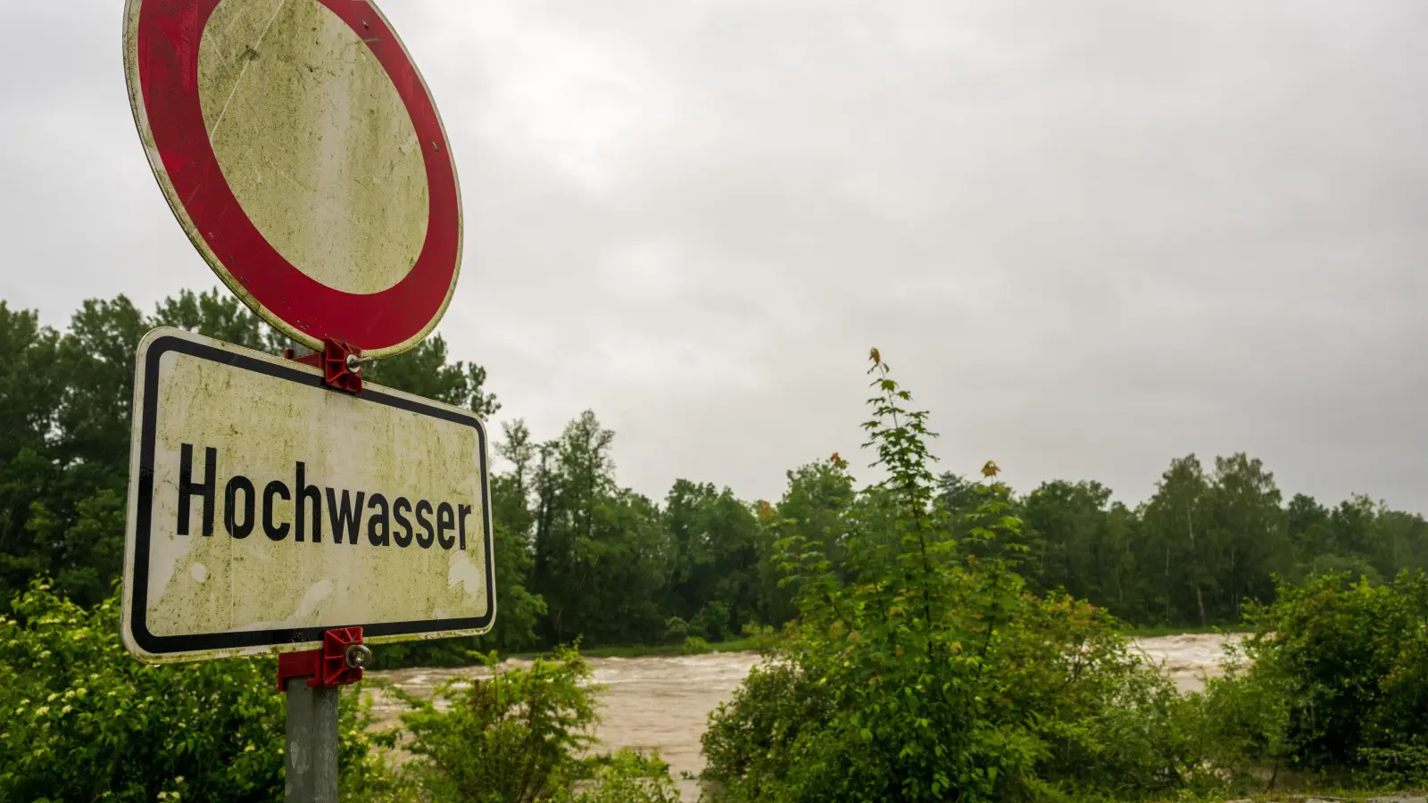 An der Donau ist die Zufahrt wegen Hochwassers gesperrt. Nach den ergiebigen Regenfällen der letzten Tage wird Hochwasser erwartet. (Symbolbild: Stefan Puchner /dpa)