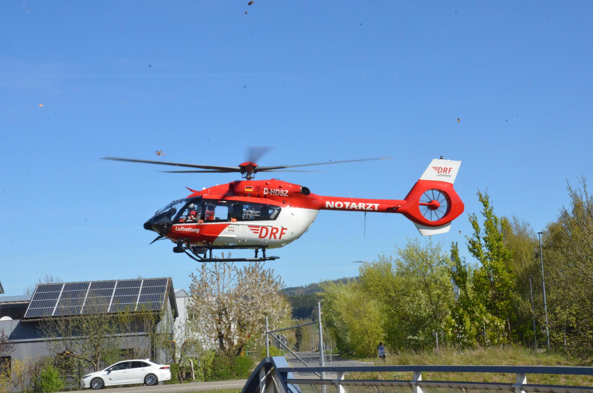 Nach einem schweren Unfall auf der A6 war ein Rettungshubschrauber im Einsatz. (Bild: dob)