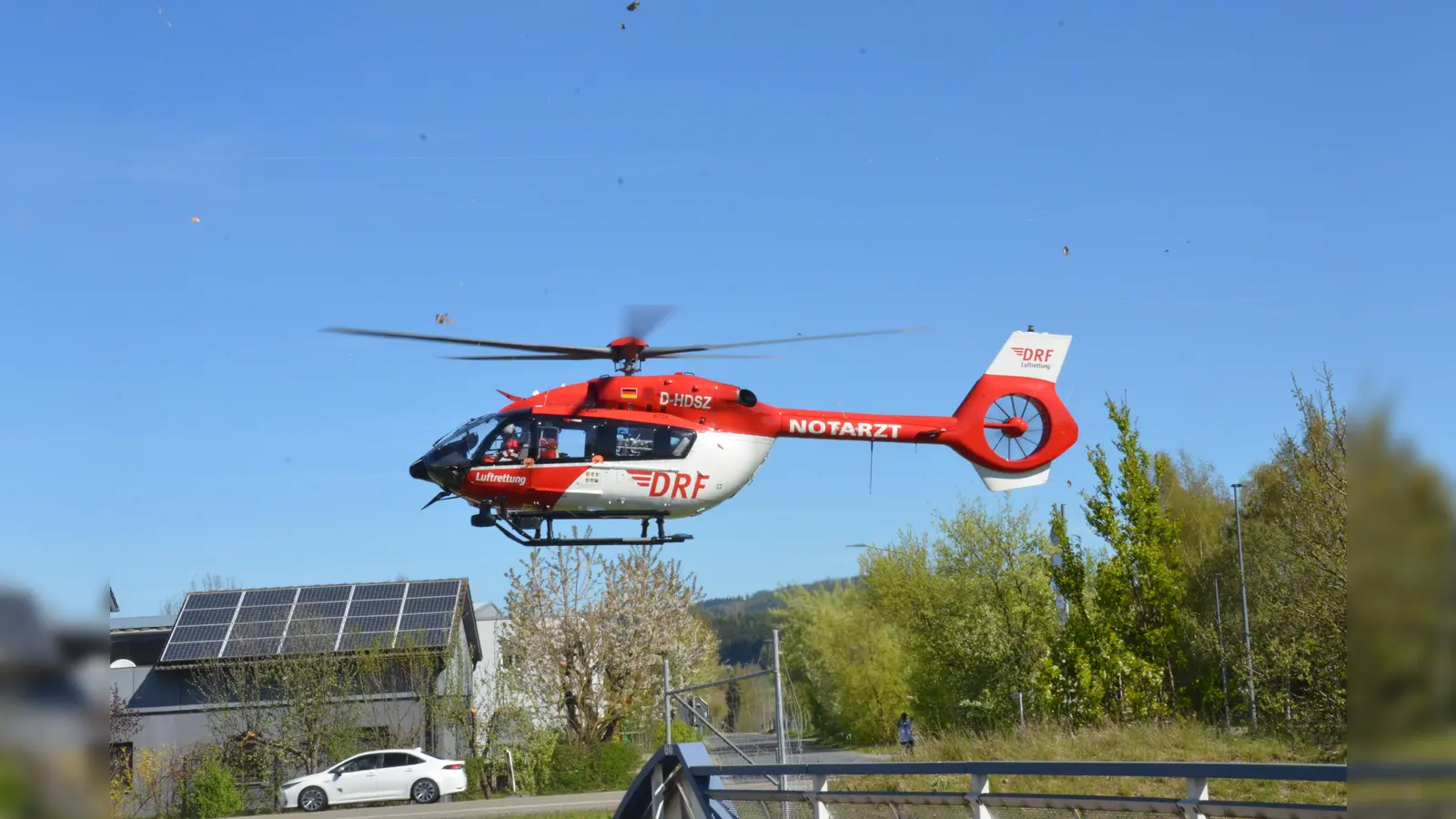 Nach einem schweren Unfall auf der A6 war ein Rettungshubschrauber im Einsatz. (Bild: dob)