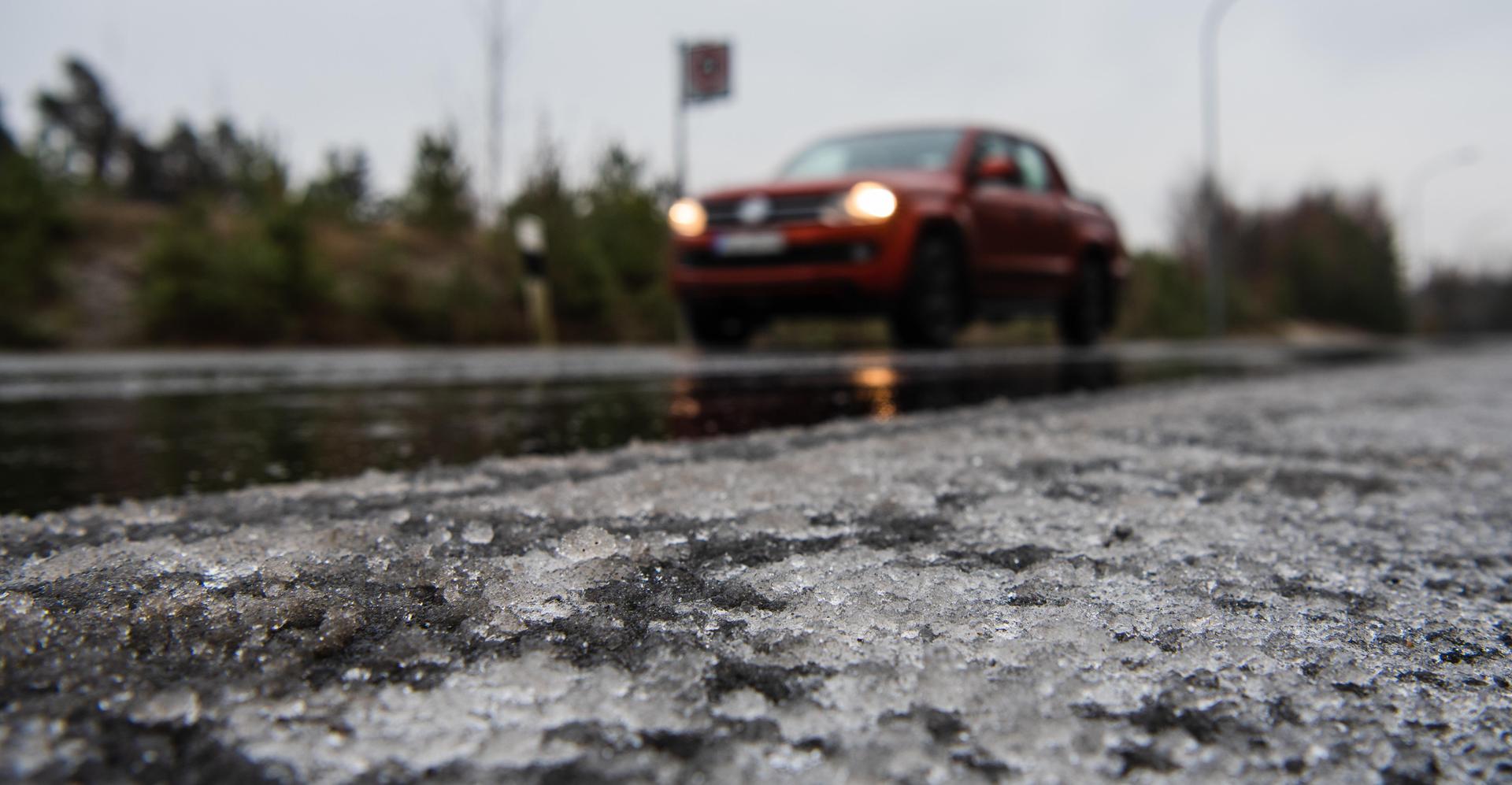 Aufgrund von Glätte war am Freitag ein Teil der Autobahn von Pilsen nach Waidhaus gesperrt. (Symbolbild: Nicolas Armer/dpa)