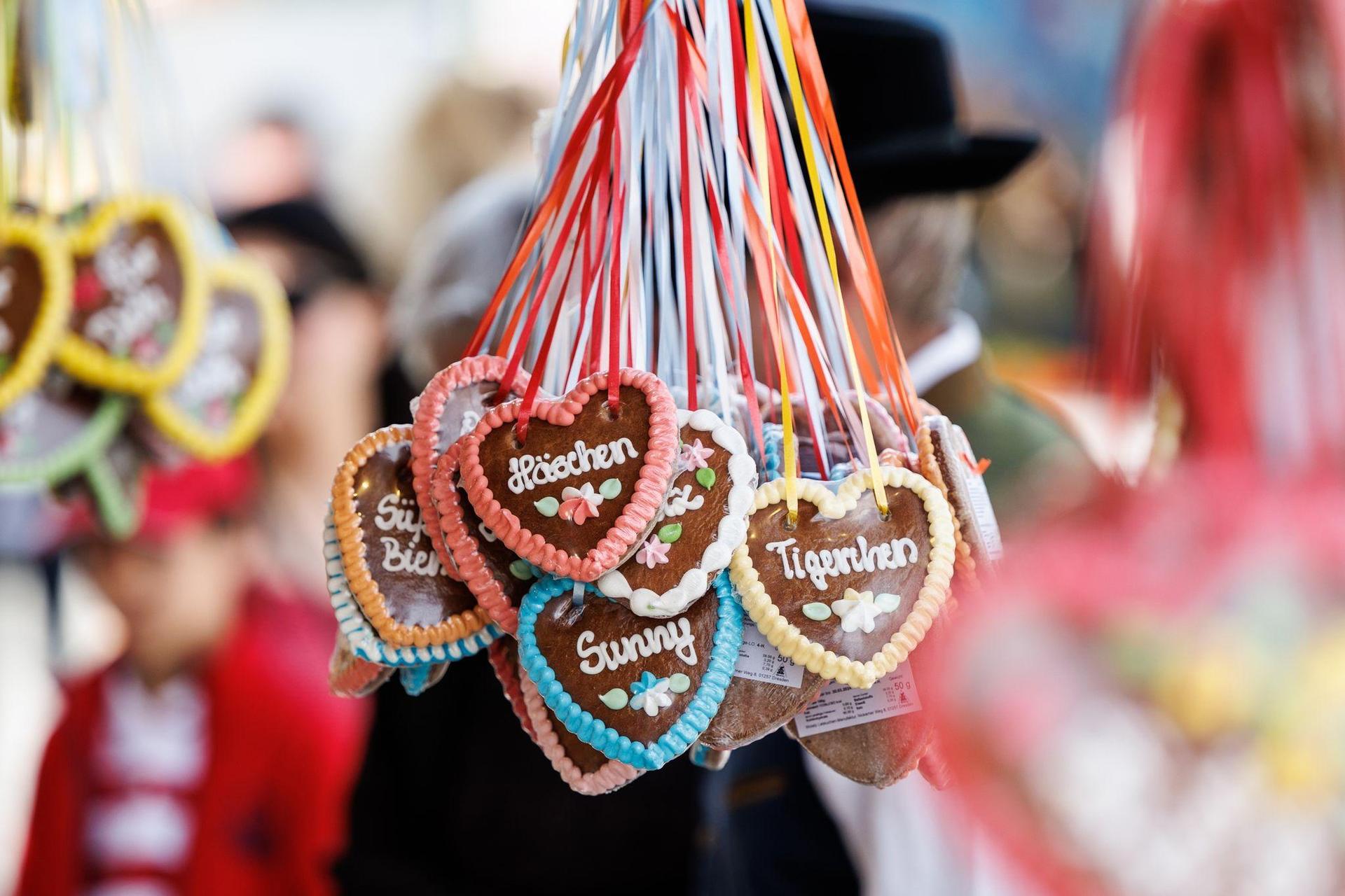 Eine 14-Jährige hat sich auf dem Volksfest in Neumarkt in einen jungen Mann verguckt und wollte mit ihm durchbrennen.  (Symbolbild: Matthias Balk/dpa)