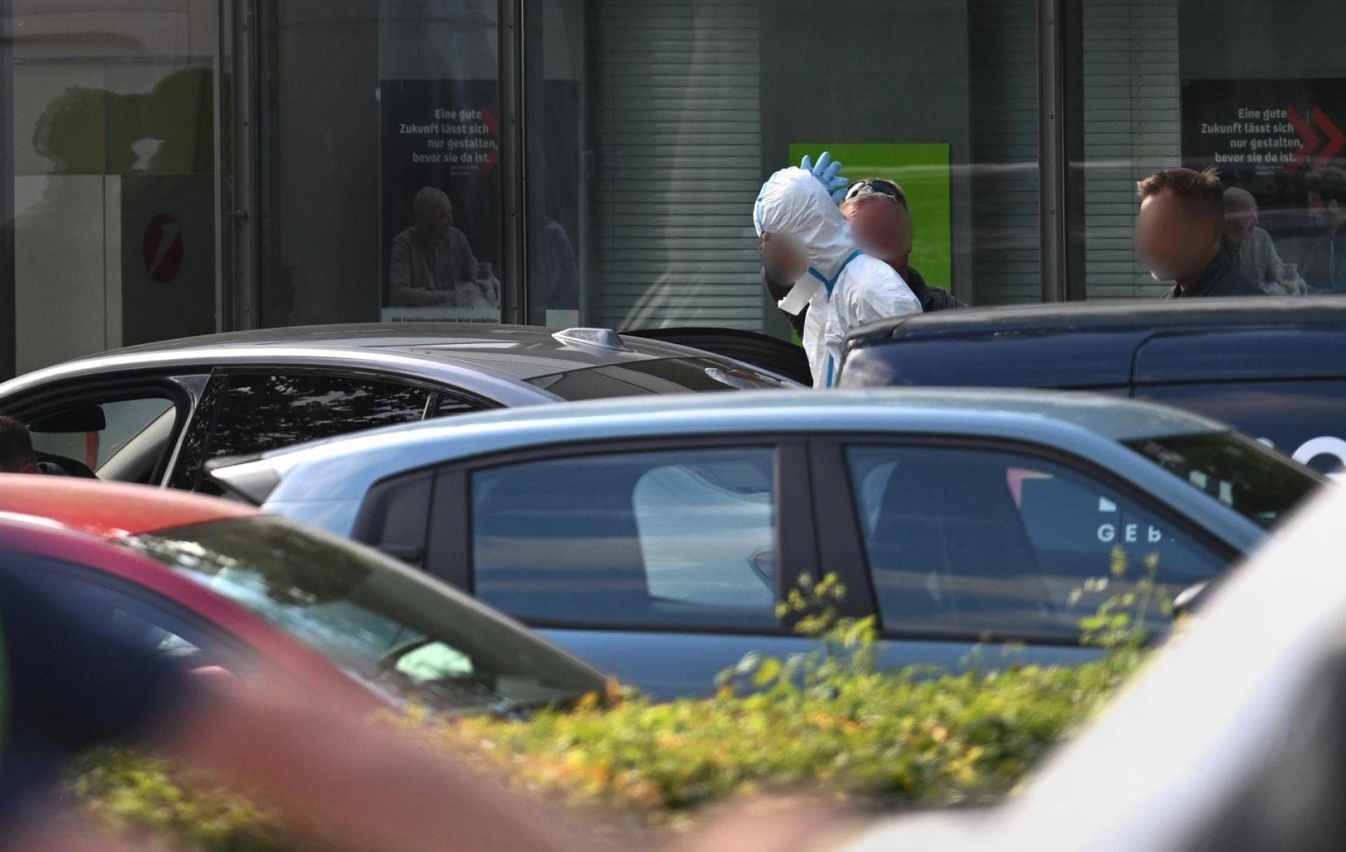 Der mutmaßliche Täter wurde von Spezialkräften abgeführt. (Bild: Armin Weigel/dpa)