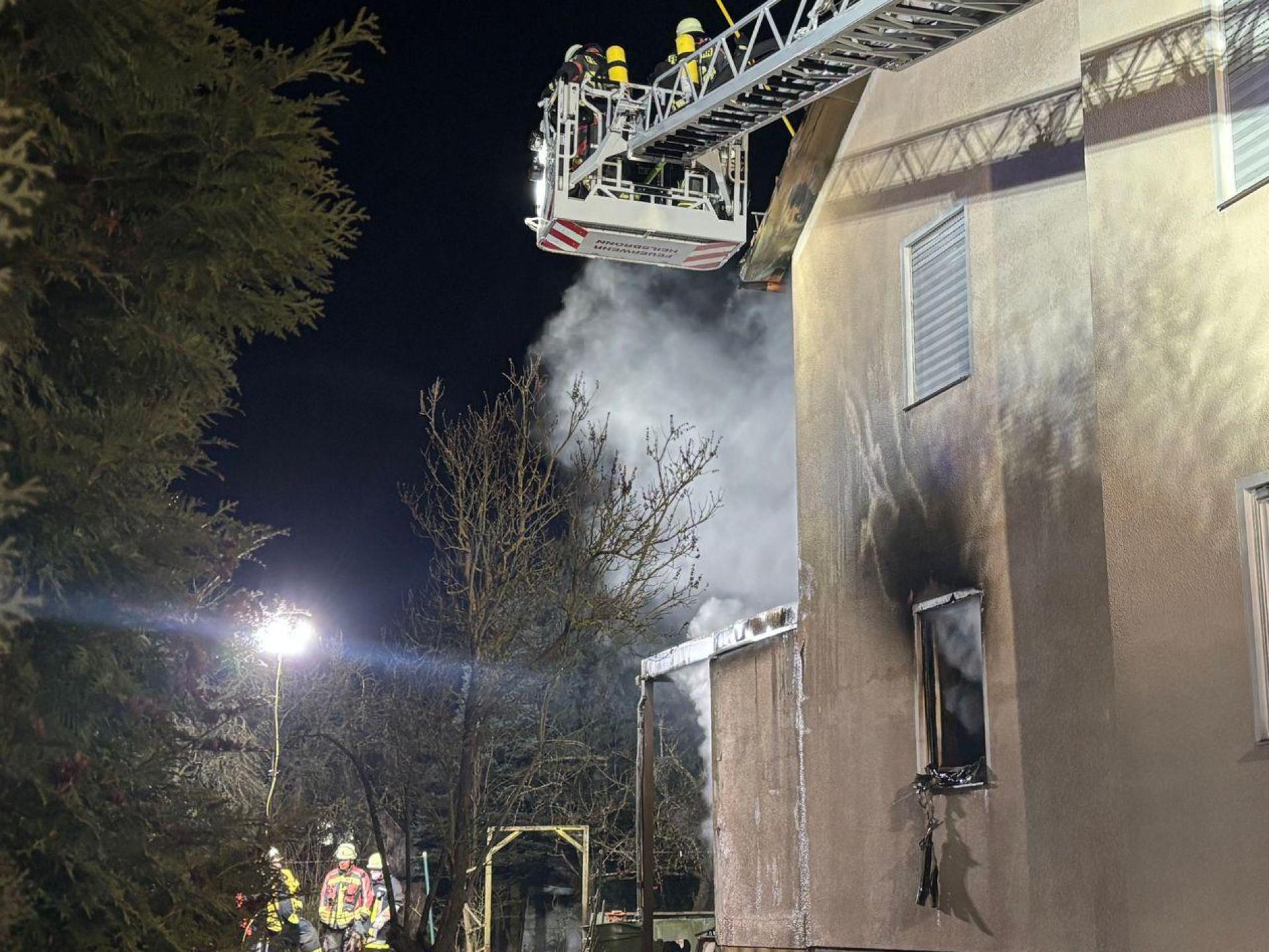 Die Löscharbeiten dauerten bis in den späten Abend an. (Bild: Kevin Weddig/NEWS5/dpa)