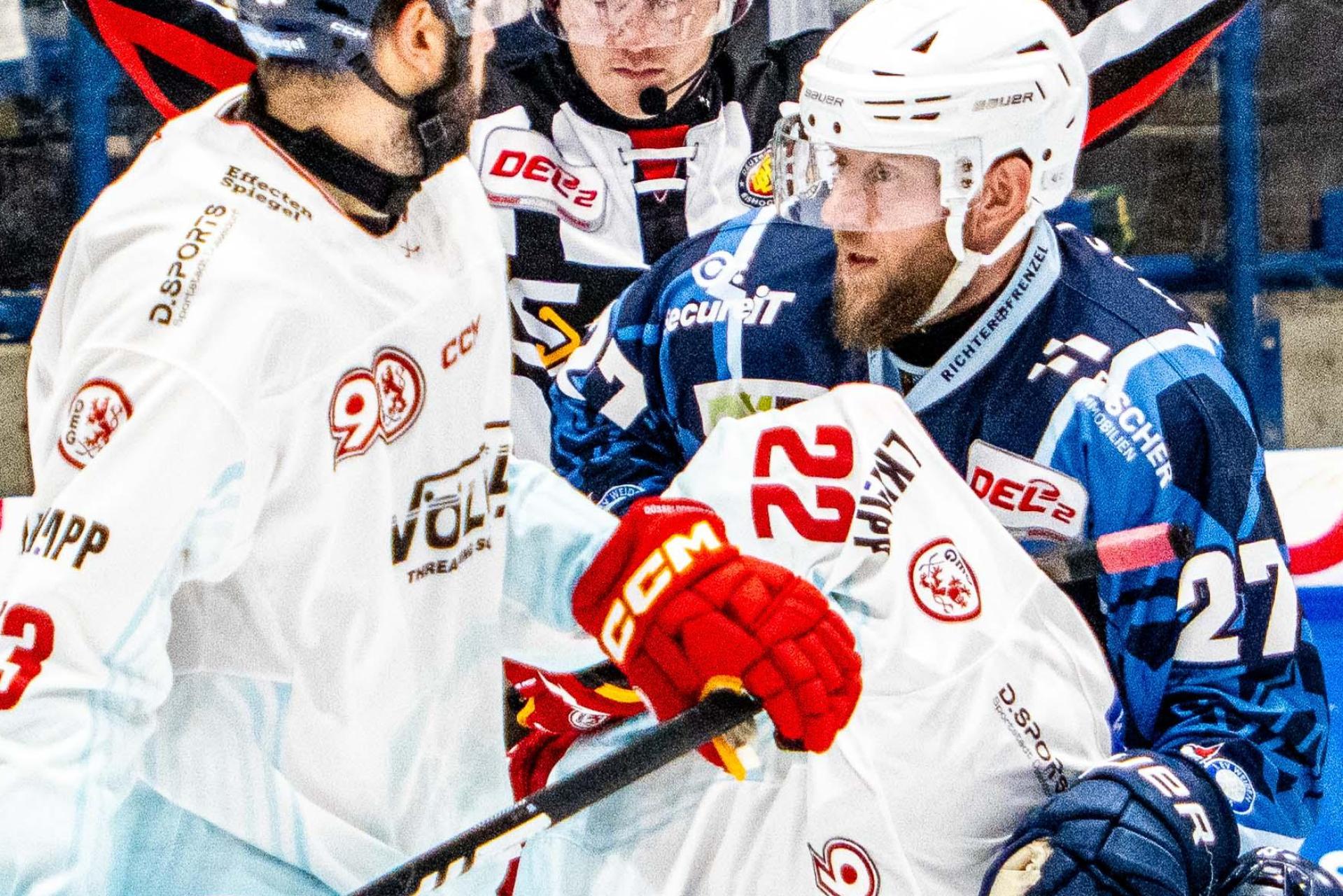 Dominik Bohac (Mitte) räumt hier vor dem Tor der Blue Devils auf. Bei der 3:4-Heimniederlage nach Penaltyschießen steuerte der Verteidiger den Treffer zum zwischenzeitlichen 1:2 bei.  (Bild: Elke Englmaier)