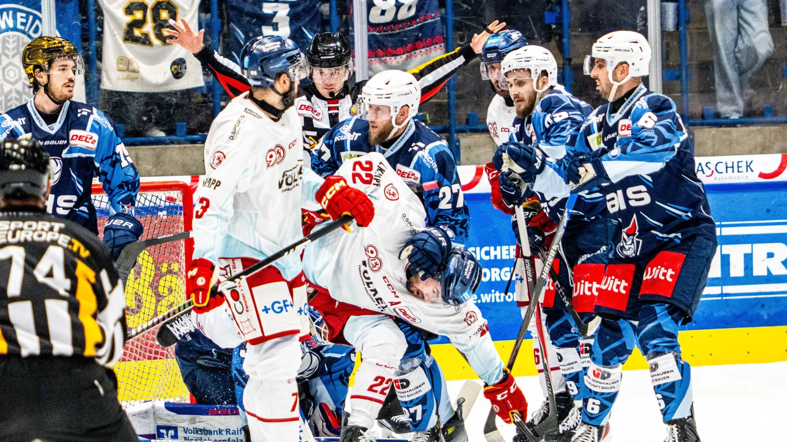 Dominik Bohac (Mitte) räumt hier vor dem Tor der Blue Devils auf. Bei der 3:4-Heimniederlage nach Penaltyschießen steuerte der Verteidiger den Treffer zum zwischenzeitlichen 1:2 bei.  (Bild: Elke Englmaier)