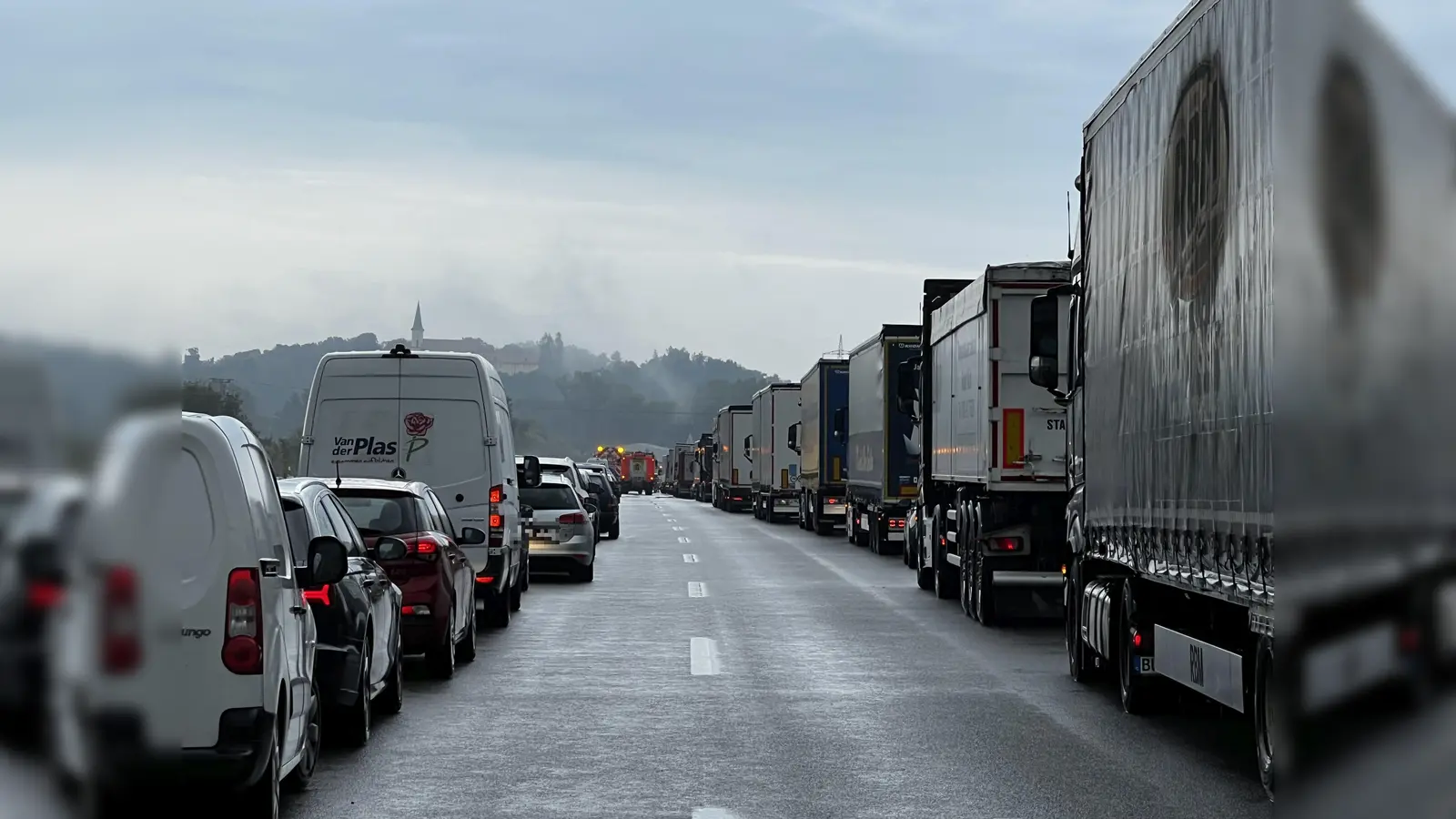 Nach zwei Unfällen auf der A93 war die A93 zwischen Schwandorf-Nord und Schwarzenfeld in Fahrtrichtung Weiden eine Stunde komplett gesperrt. Es bildete sich ein langer Stau. (Bild: Nina Haas)