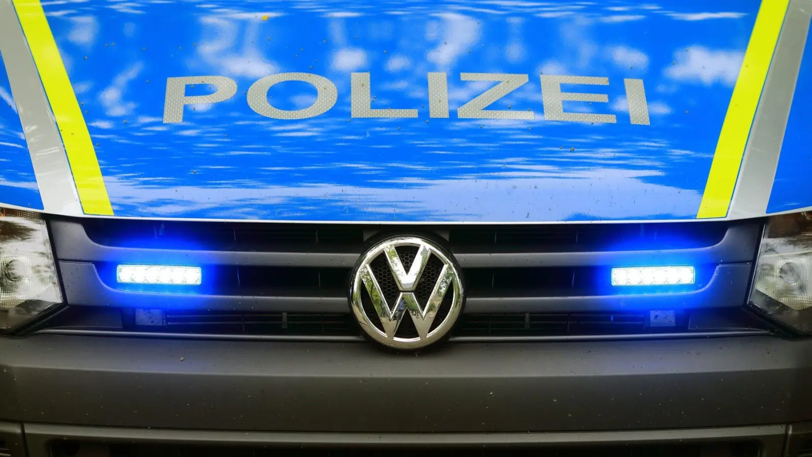 Die Polizei fahndet nach einem sexuellen Übergriff bei Bodenwöhr nach einem Mann. (Symbolbild: Jens Wolf/dpa)