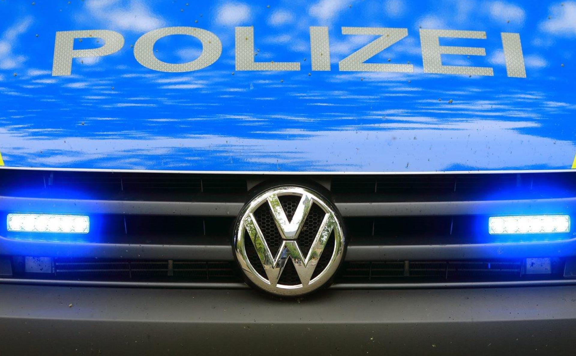Ein Paketdienst-Zusteller bemerkte nach seiner Tour in Mittelfranken und der Oberpfalz den Diebstahl seiner Geldbörse. Die Polizei sucht Zeugen. (Symbolbild: Jens Wolf/dpa)