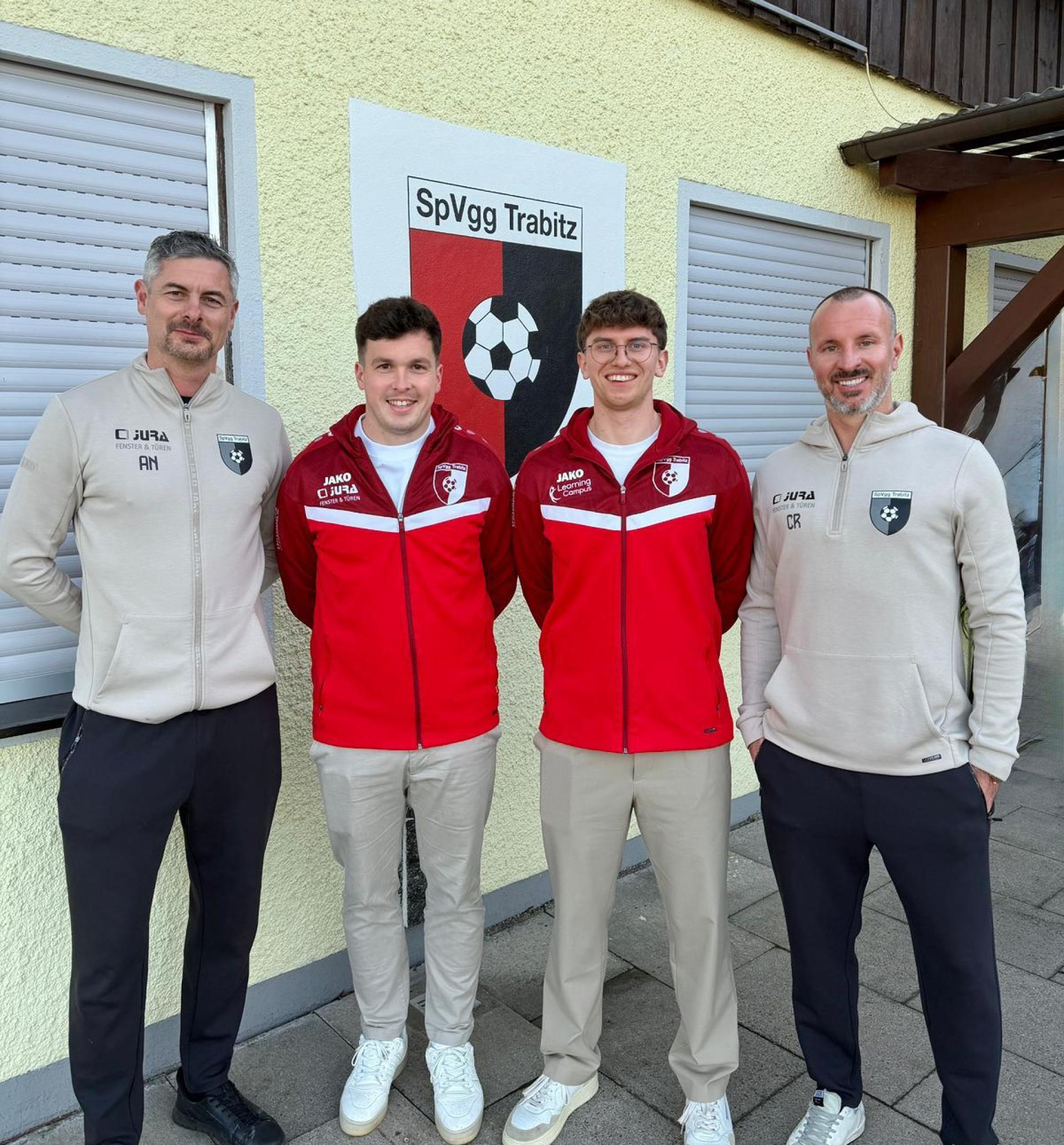 Sportlicher Leiter Andreas Neumüller (links) und Christian Recht (rechts) freuen sich über die Zusage von Timo Bachmeier (Zweiter von links) und Jonas Ertl. Beide wechseln von der SV Grafenwöhr zur SpVgg Trabitz.  (Bild: Christoph Schedl)