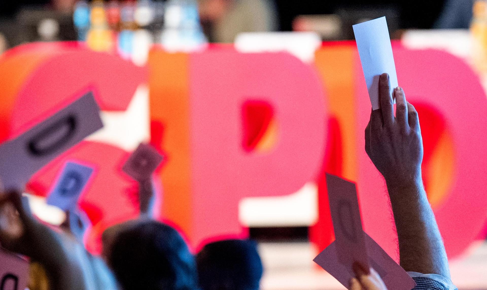 Stimmkarten werden während eines SPD-Parteitags hochgehalten. (Symbolbild: Daniel Bockwoldt /dpa)