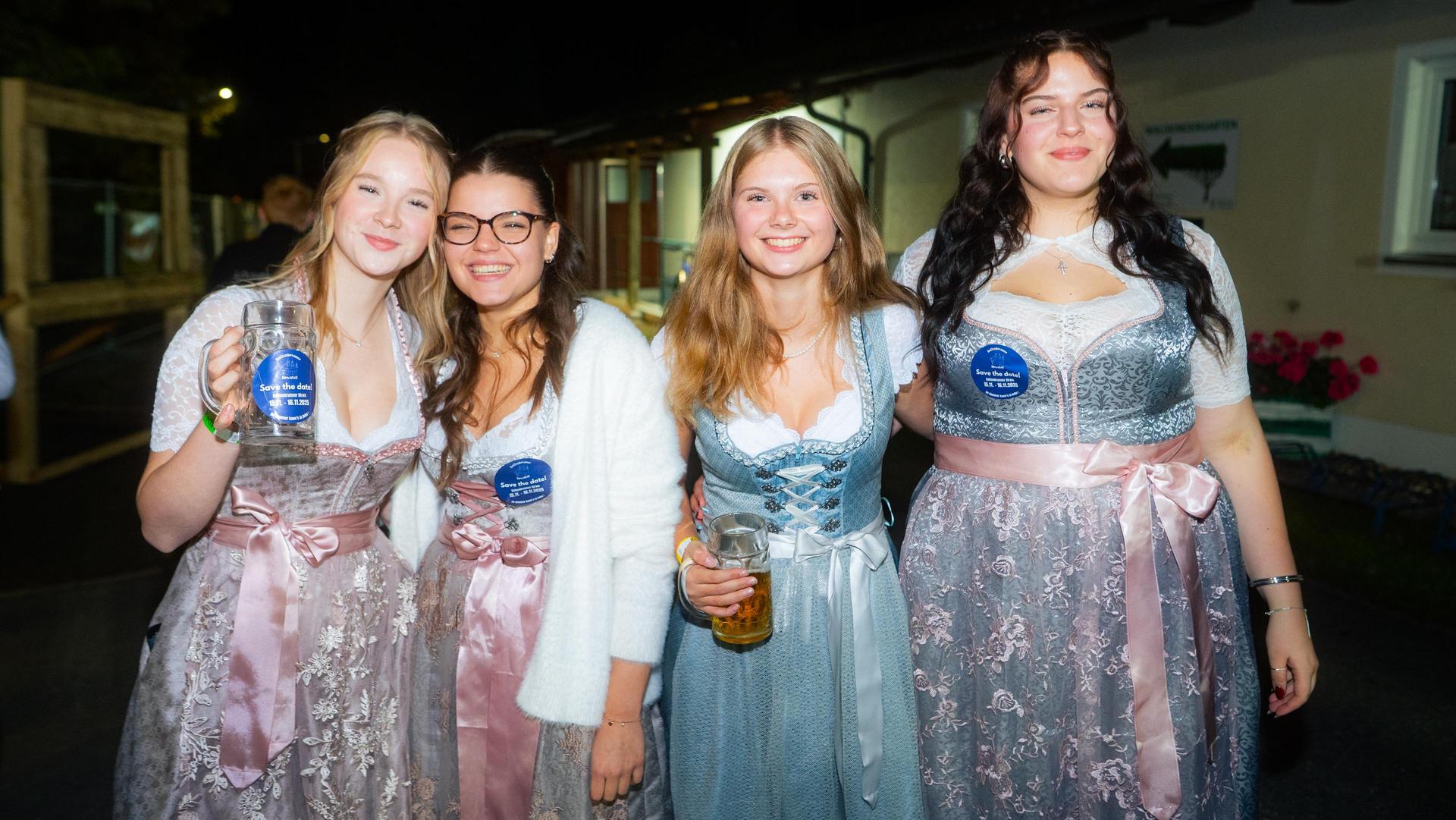 Beim Kirwa-Special der Etzenrichter Kirwa sorgte die Band „RUNDUMADUM” für Stimmung.  (Bild: Hannes Stock)