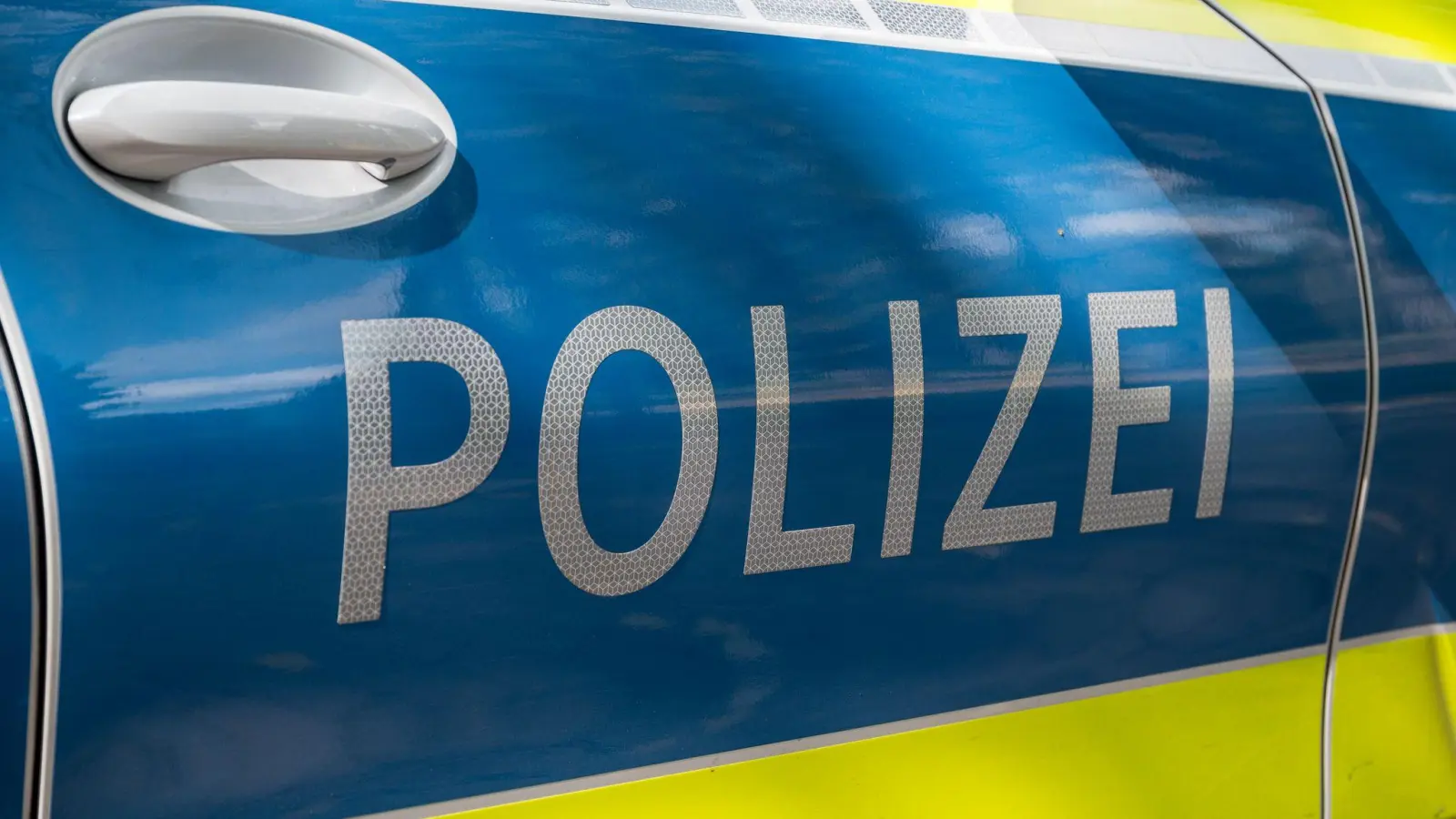 In Weiden stießen laut Polizei am Samstag eine Radfahrerin und ein E-Scooter-Fahrer zusammen. (Symbolbild: Daniel Vogl/dpa)