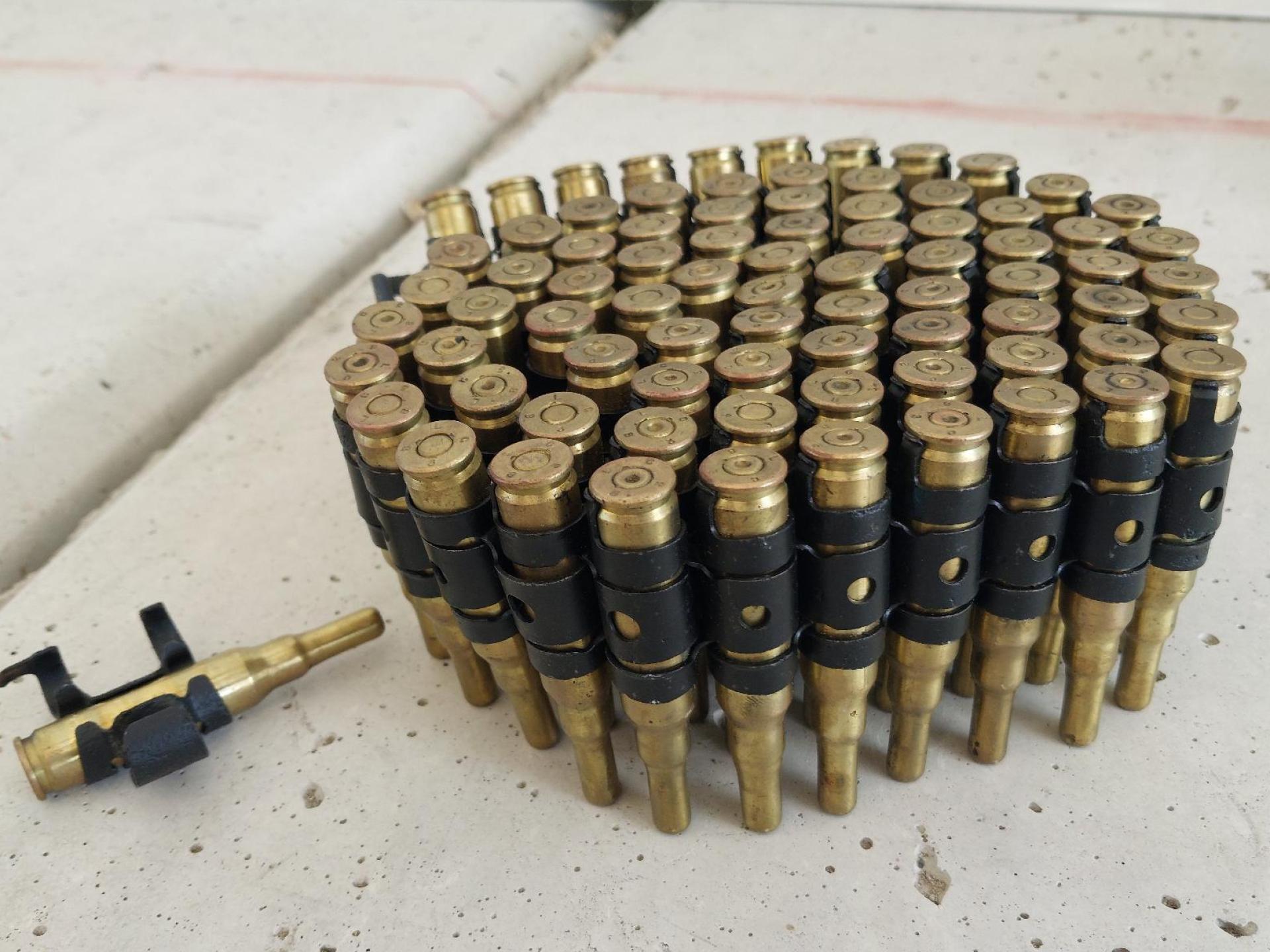 Drei Maschinengewehrgurte und eine Sturmgewehrattrappe befanden sich im Kofferraum des kontrollierten Fahrzeugs. (Bild: Bundespolizei)