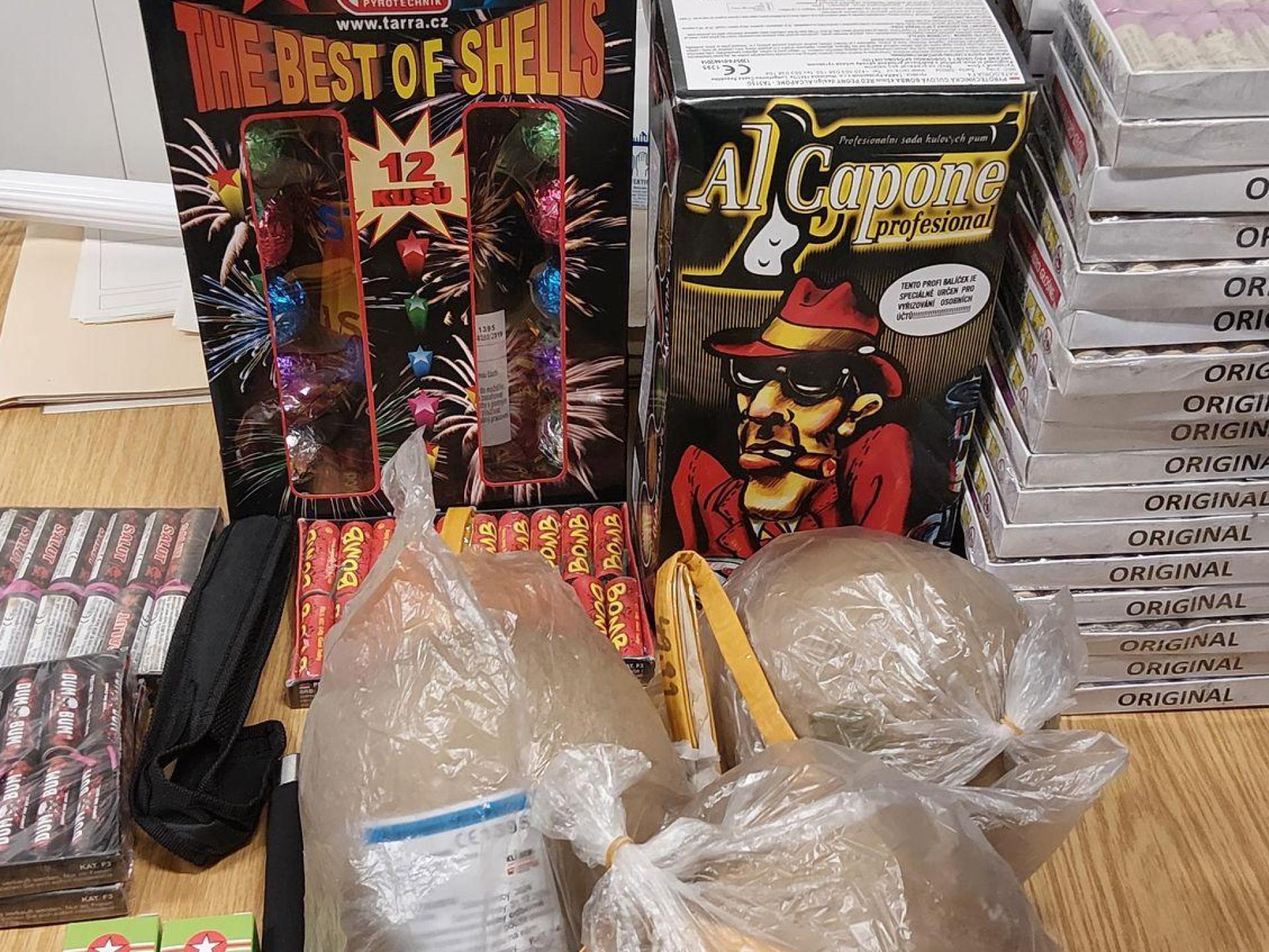 Die Polizei beschlagnahmte die Feuerwerkskörper.  (Bild: Bundespolizei/dpa)