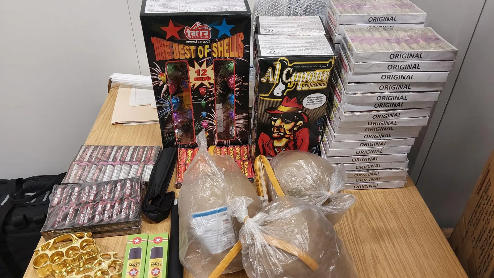 Die Polizei beschlagnahmte die Feuerwerkskörper.  (Bild: Bundespolizei/dpa)