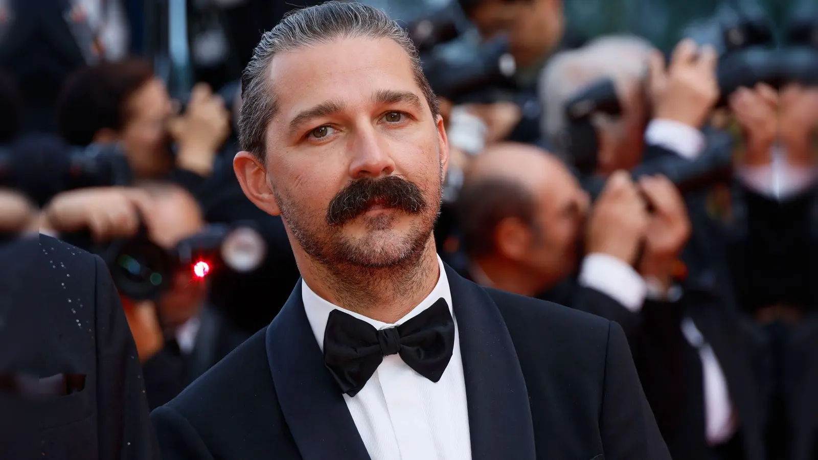 Der US-Schauspieler Shia LaBeouf ist bekannt für Eskapaden. (Archivbild) (Bild: Joel C Ryan/Invision/AP/dpa)