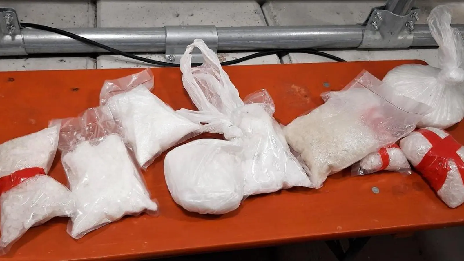 Polizei und Zoll haben bei einer Kontrolle 7,6 Kilogramm Methamphetamin (Crystal-Meth) sichergestellt.  (Bild: Zollfahndungsamt München)