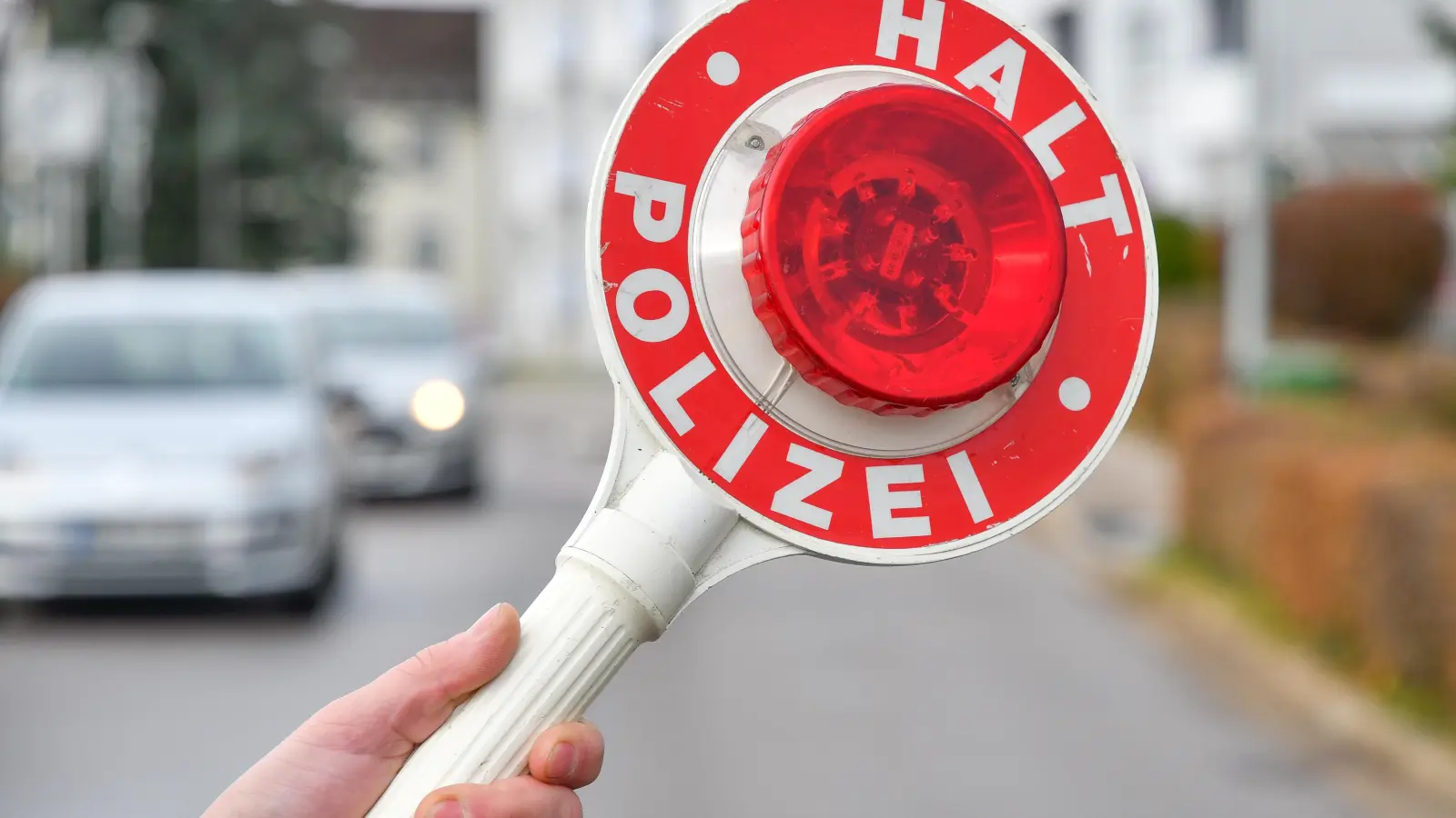 Ein Polizist stoppt noch vor Dienstbeginn einen Motorradfahrer und deckt gleich mehrere Vergehen auf.  (Symbolbild: Petra Hartl)