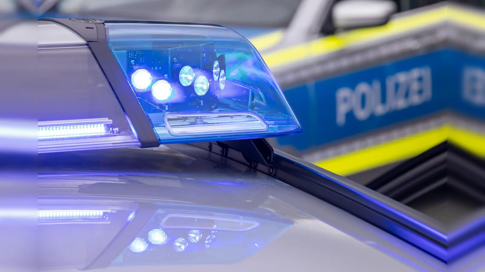 Eine Gartensäule in Vohenstrauß wurde beschädigt. Die Polizei sucht Zeugen. (Symbolbild: Daniel Karmann/dpa)