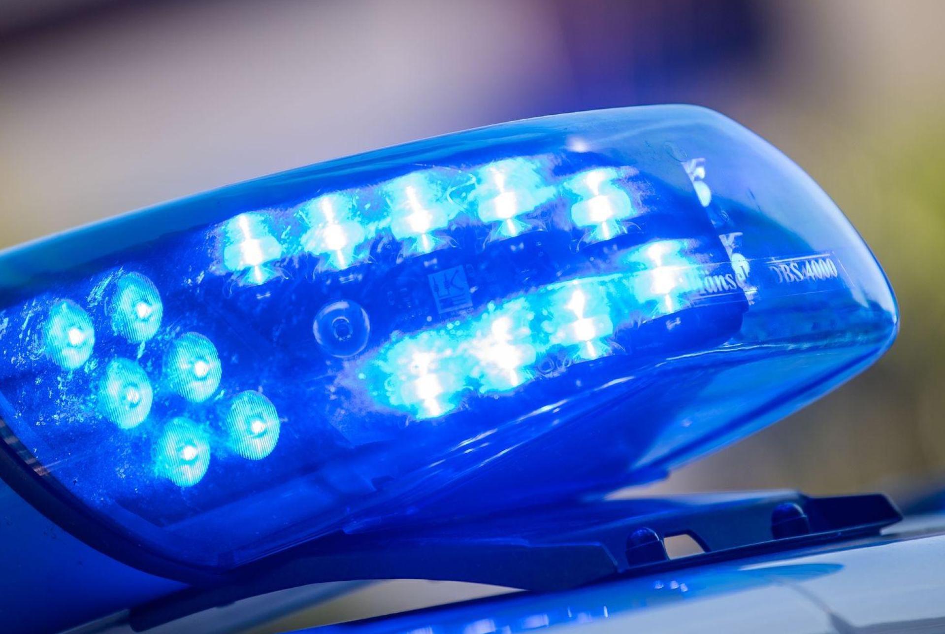 In Neutraubling (Landkreis Regensburg) kam es zu einem Großeinsatz der Polizei. Zuvor war ein Mann angeschossen worden. (Symbolbild: Lino Mirgeler/dpa)