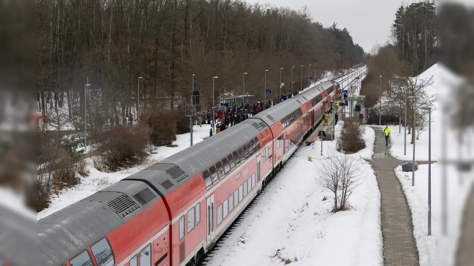 Ein Regionalexpress blieb am Freitagmittag bei Altenstadt/WN wegen eines Defekts liegen, die Reisenden mussten evakiert werden. (Bild: Roland Wellenhoefer)