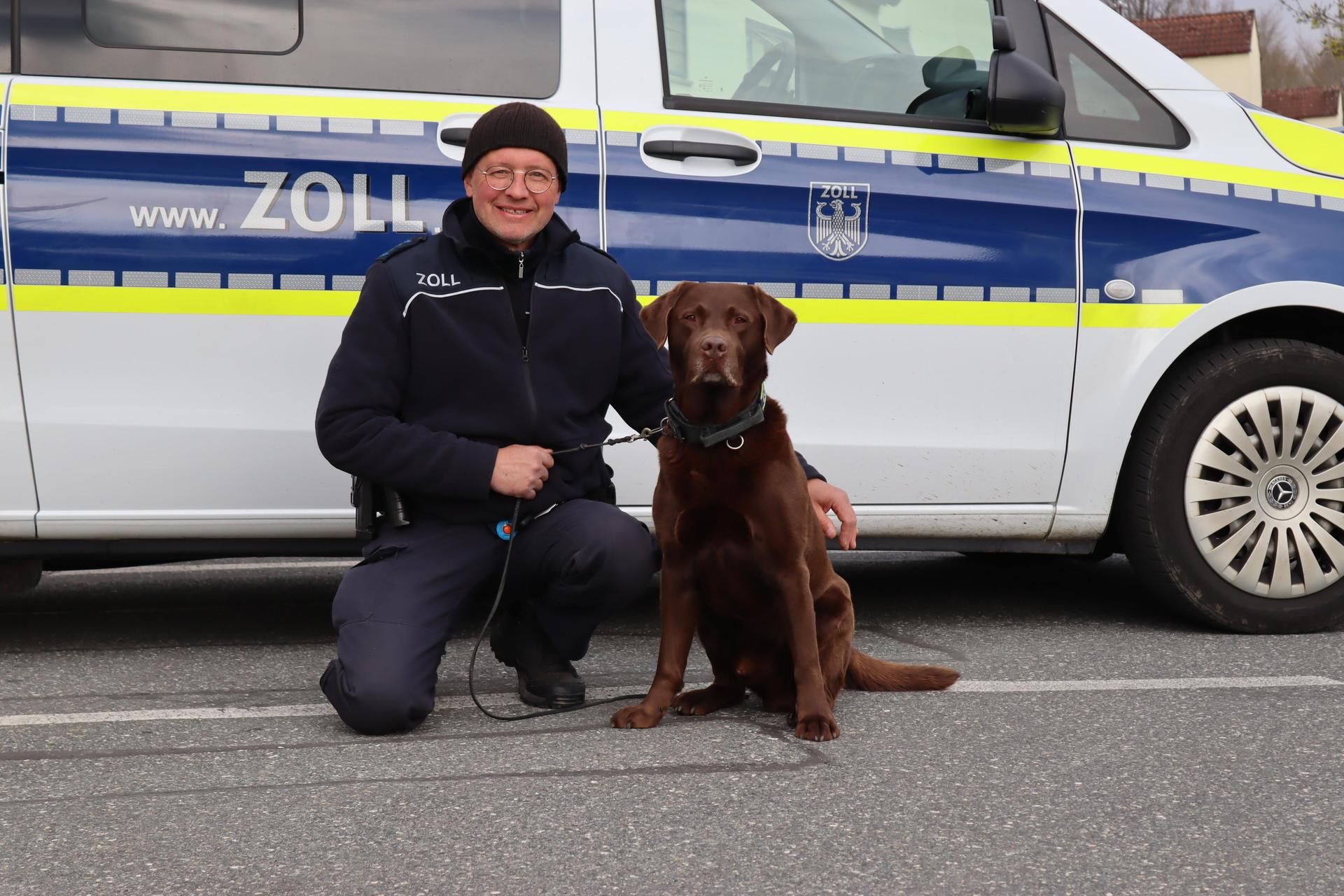 Drogenspürhund Dobby mit seinem Hundeführer von der Kontrolleinheit Verkehrswege Selb. (Bild: Hauptzollamt Regensburg)