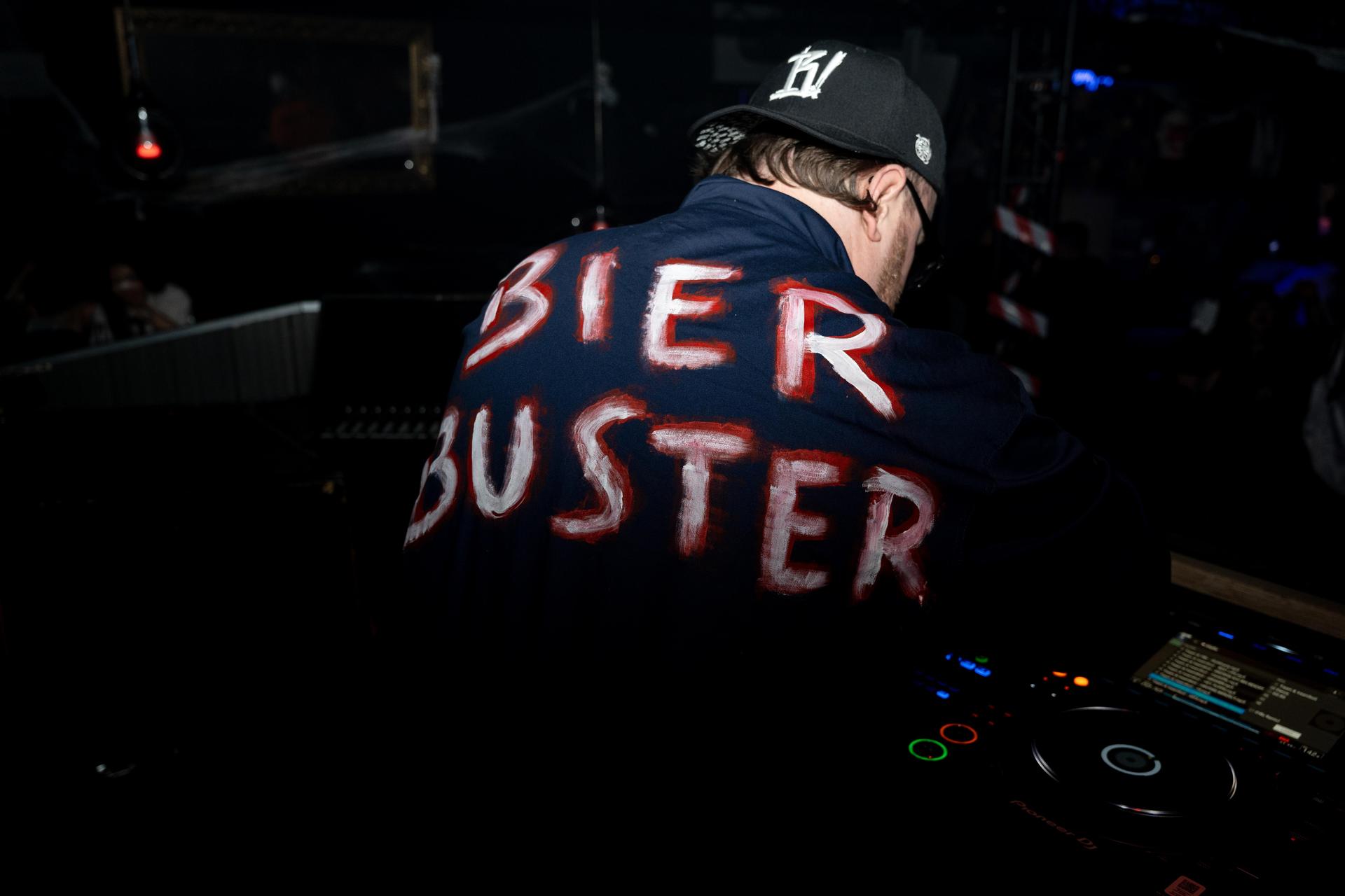 Im Labelle in Waidhaus waren am Freitag die Zombies, Teufel und Geister unterwegs und gaben zur Musik von DJ Michael B. zusammen Vollgas. (Bild: Timo Kraus)