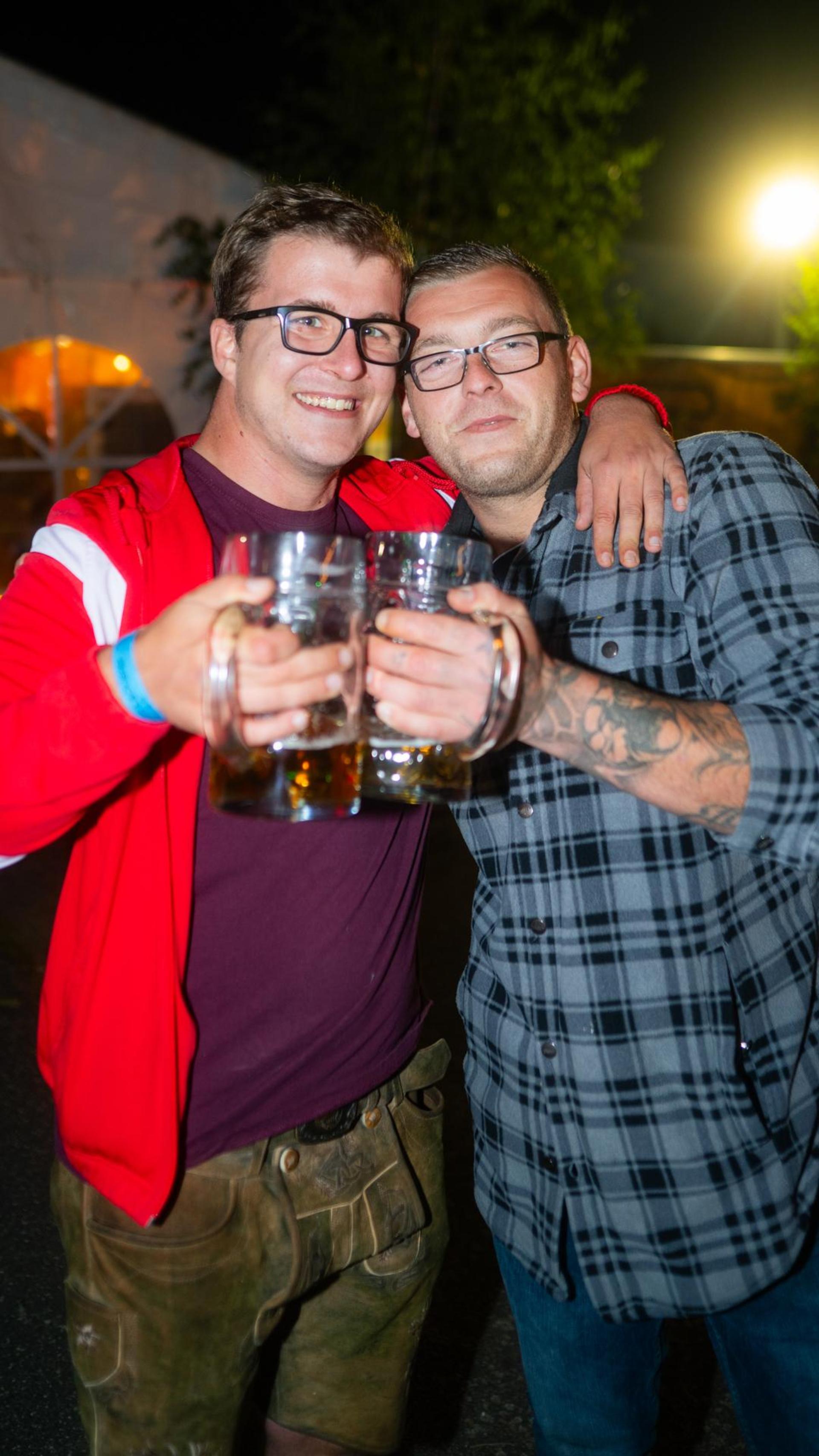 Die Quertreiber rocken am Samstagabend das Festzelt bei der Kirwa in Wernberg.  (Bild: Hannes Stock)
