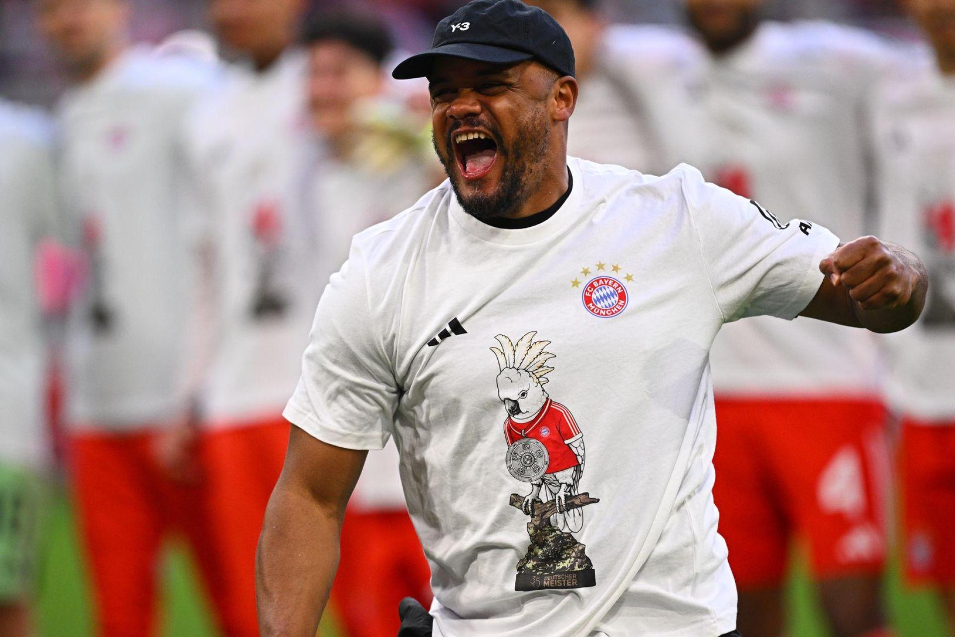 Vincent Kompany feiert die Meisterschaft - Kakadu auf dem Shirt inklusive. (Bild: Tom Weller/dpa)