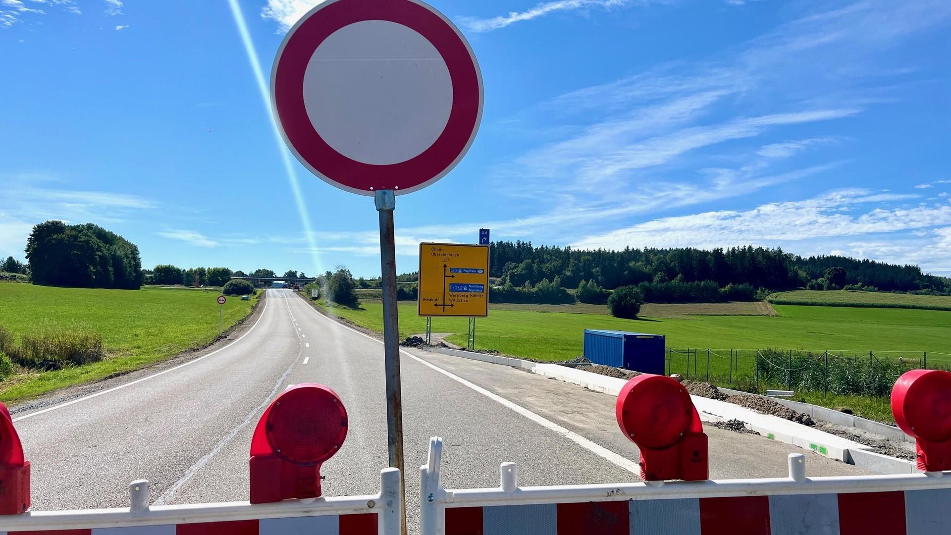 Die Fahrbahn der Bundesstraße B22 zwischen Leuchtenberg und Bernrieth wird derzeit erneuert. Aus diesem Grund kommt es immer wieder zu Verkehrsbehinderungen.  (Archivbild: Gabi Schönberger)