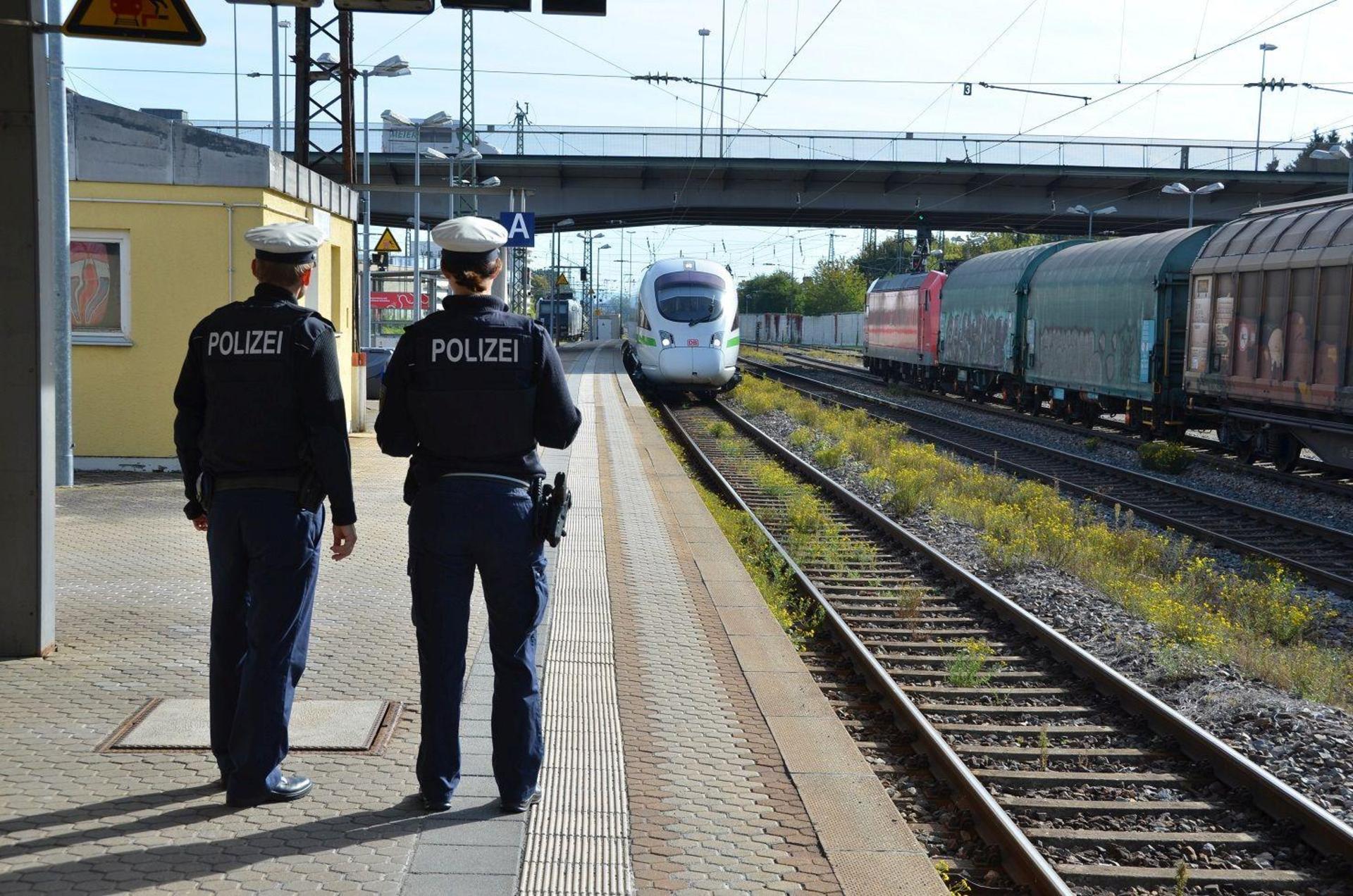 Ein 20-Jähriger hat bei einem Selfie auf der Galgenbergbrücke seinen Schuhverloren. Er fiel in den Gleisbereich.  (Symbolbild: Bundespolizei)