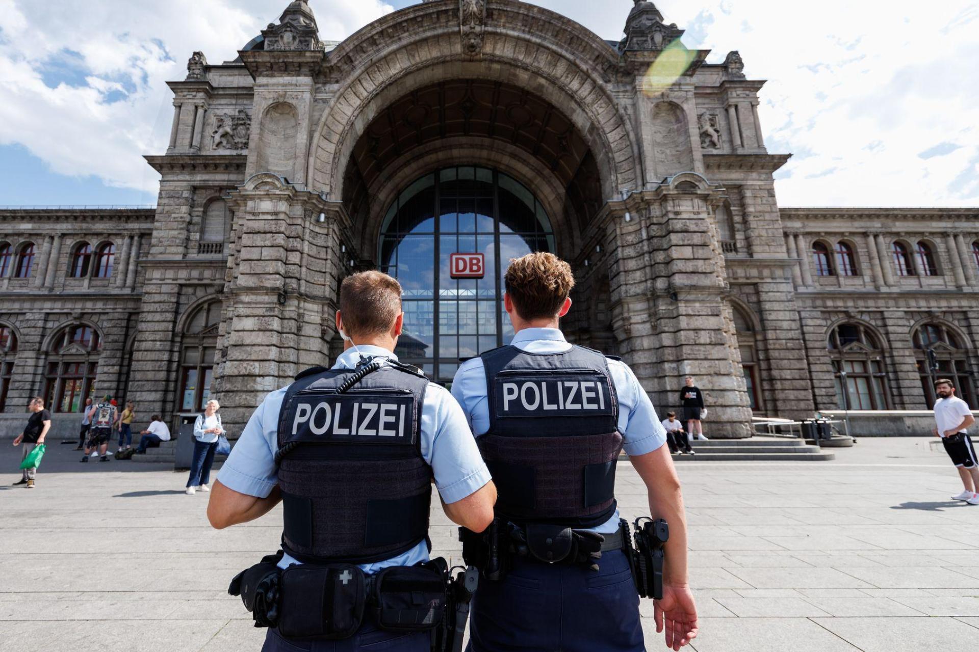 Im Umfeld des Nürnberger Hauptbahnhofs laufen Ermittlungen wegen Sexual- und Drogendelikten. (Symbolbild) (Bild: Daniel Karmann/dpa)