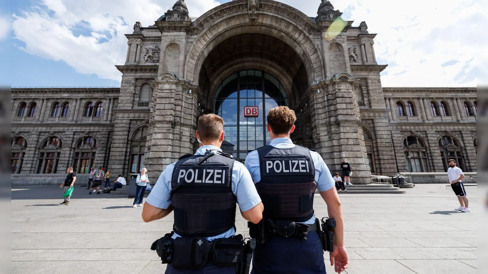 Im Umfeld des Nürnberger Hauptbahnhofs laufen Ermittlungen wegen Sexual- und Drogendelikten. (Symbolbild) (Bild: Daniel Karmann/dpa)