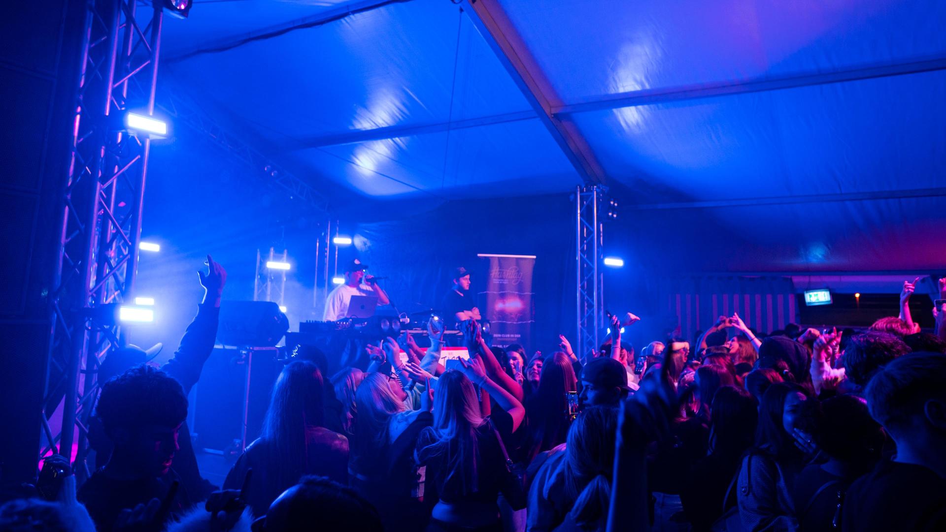 DJ Dollar Bill heizt das Festzelt ein. (Bild: Hannes Stock)