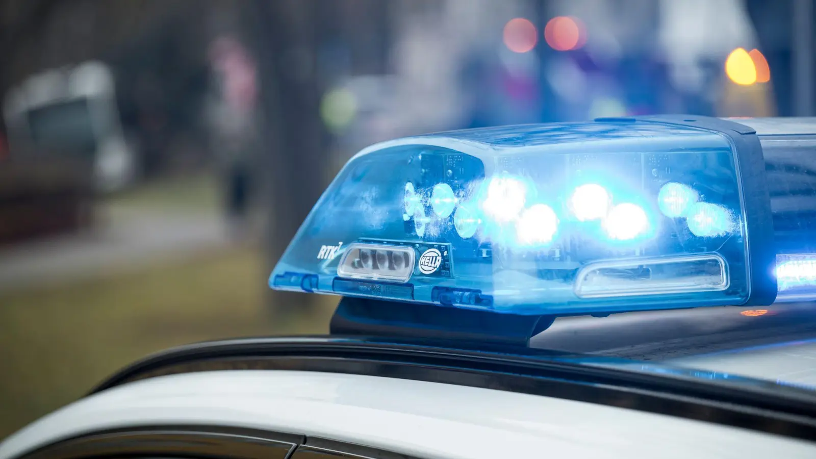 Zwei Männer überfallen eine Tankstelle in Hof und erbeuten Zigaretten und Bargeld. Die Kriminalpolizei sucht Zeugen. (Symbolbild: Daniel Vogl/dpa)