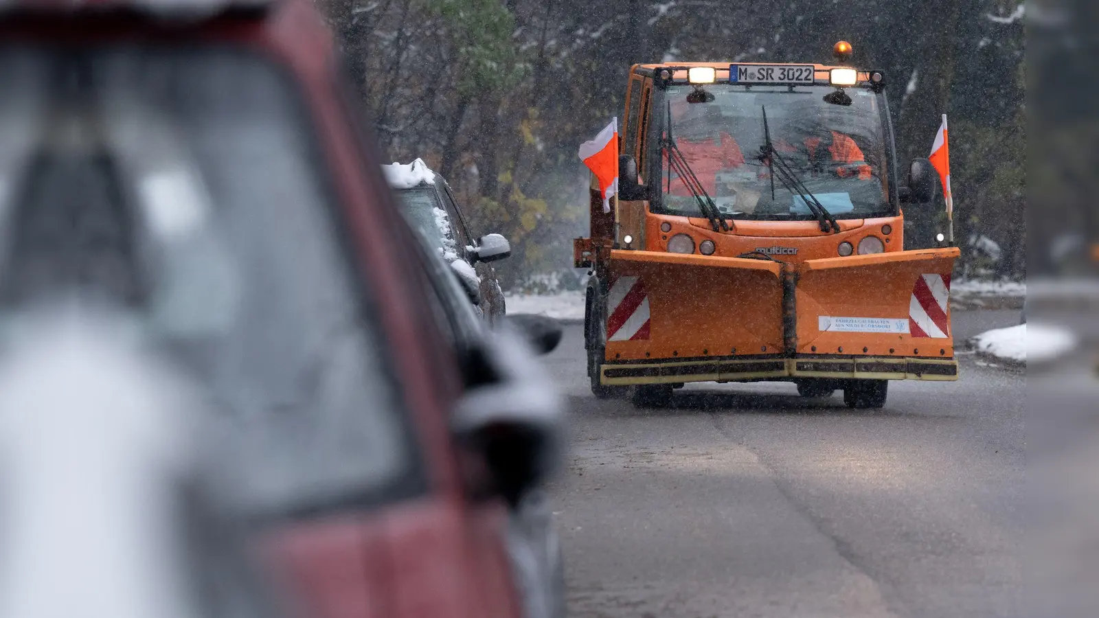 Fahrer und Beifahrer im Räumfahrzeug wurden bei dem Unfall am Sonntagmorgen laut Polizei leicht verletzt. (Symbolbild: Sven Hoppe/dpa)