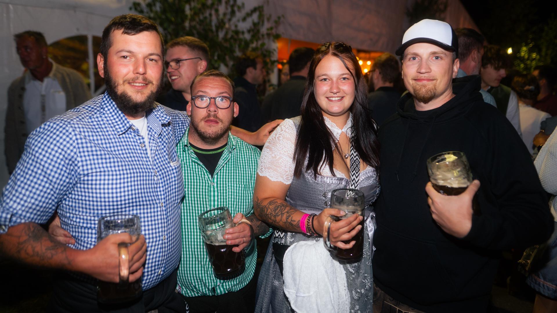 Die Quertreiber rocken am Samstagabend das Festzelt bei der Kirwa in Wernberg.  (Bild: Hannes Stock)